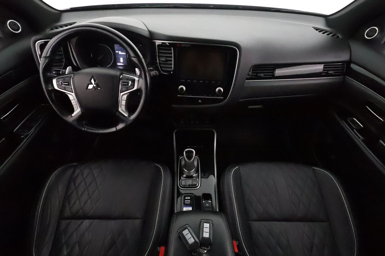 MITSUBISHI OUTLANDER PHEV 2020 Business X 4WD 5P *ACC / P.kamera / Timanttinahat / Koukku / LED / KeylessGo / Power Sound System! - Kahdet renkaat aluvanteilla / Merkkihuollettu