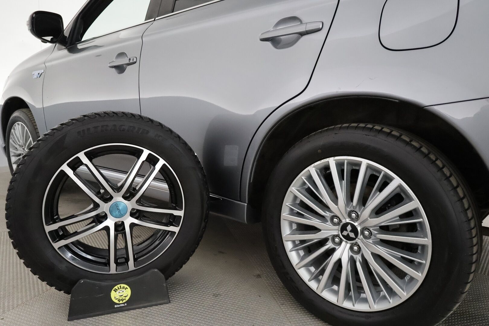 MITSUBISHI OUTLANDER PHEV 2020 Business X 4WD 5P *ACC / P.kamera / Timanttinahat / Koukku / LED / KeylessGo / Power Sound System! - Kahdet renkaat aluvanteilla / Merkkihuollettu