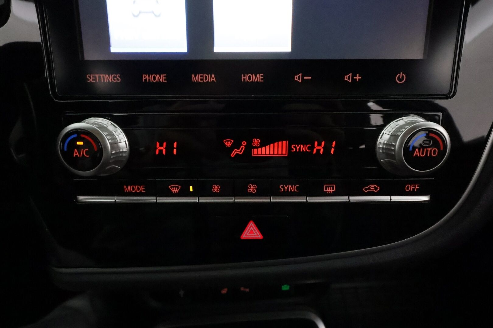 MITSUBISHI OUTLANDER PHEV 2020 Business X 4WD 5P *ACC / P.kamera / Timanttinahat / Koukku / LED / KeylessGo / Power Sound System! - Kahdet renkaat aluvanteilla / Merkkihuollettu