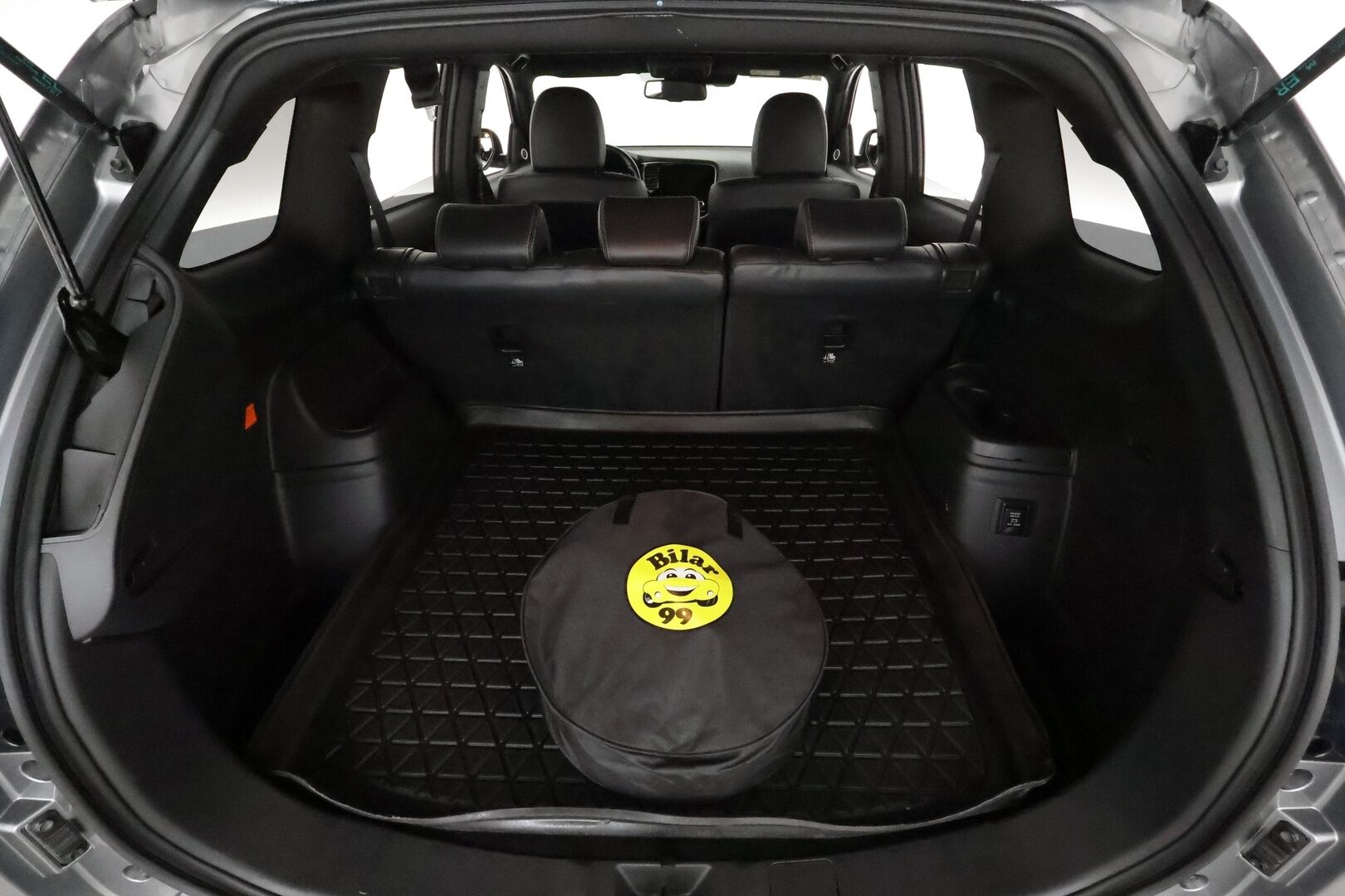 MITSUBISHI OUTLANDER PHEV 2020 Business X 4WD 5P *ACC / P.kamera / Timanttinahat / Koukku / LED / KeylessGo / Power Sound System! - Kahdet renkaat aluvanteilla / Merkkihuollettu