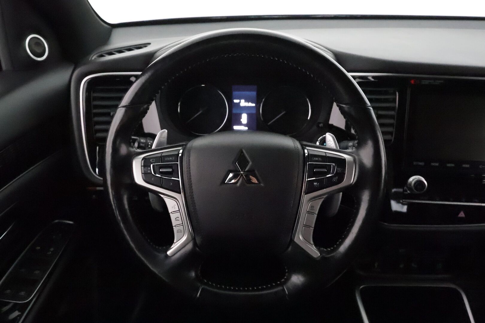 MITSUBISHI OUTLANDER PHEV 2020 Business X 4WD 5P *ACC / P.kamera / Timanttinahat / Koukku / LED / KeylessGo* - Kahdet renkaat aluvanteilla / Merkkihuollettu