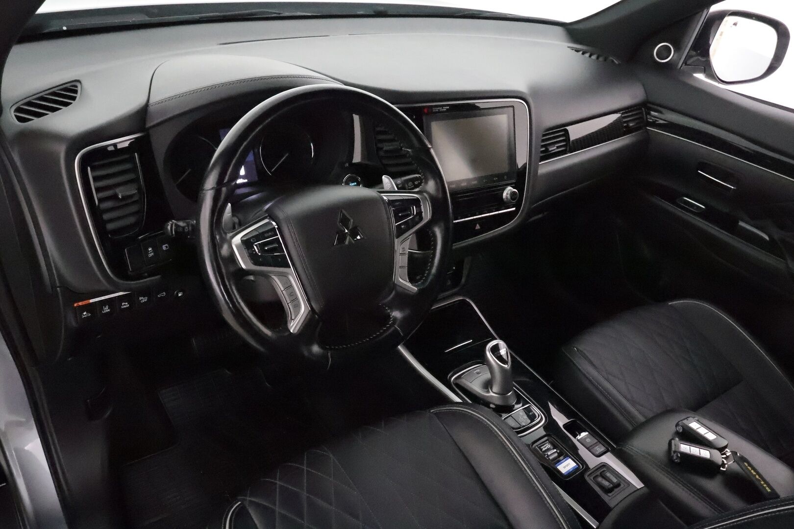 MITSUBISHI OUTLANDER PHEV 2020 Business X 4WD 5P *ACC / P.kamera / Timanttinahat / Koukku / LED / KeylessGo / Power Sound System! - Kahdet renkaat aluvanteilla / Merkkihuollettu