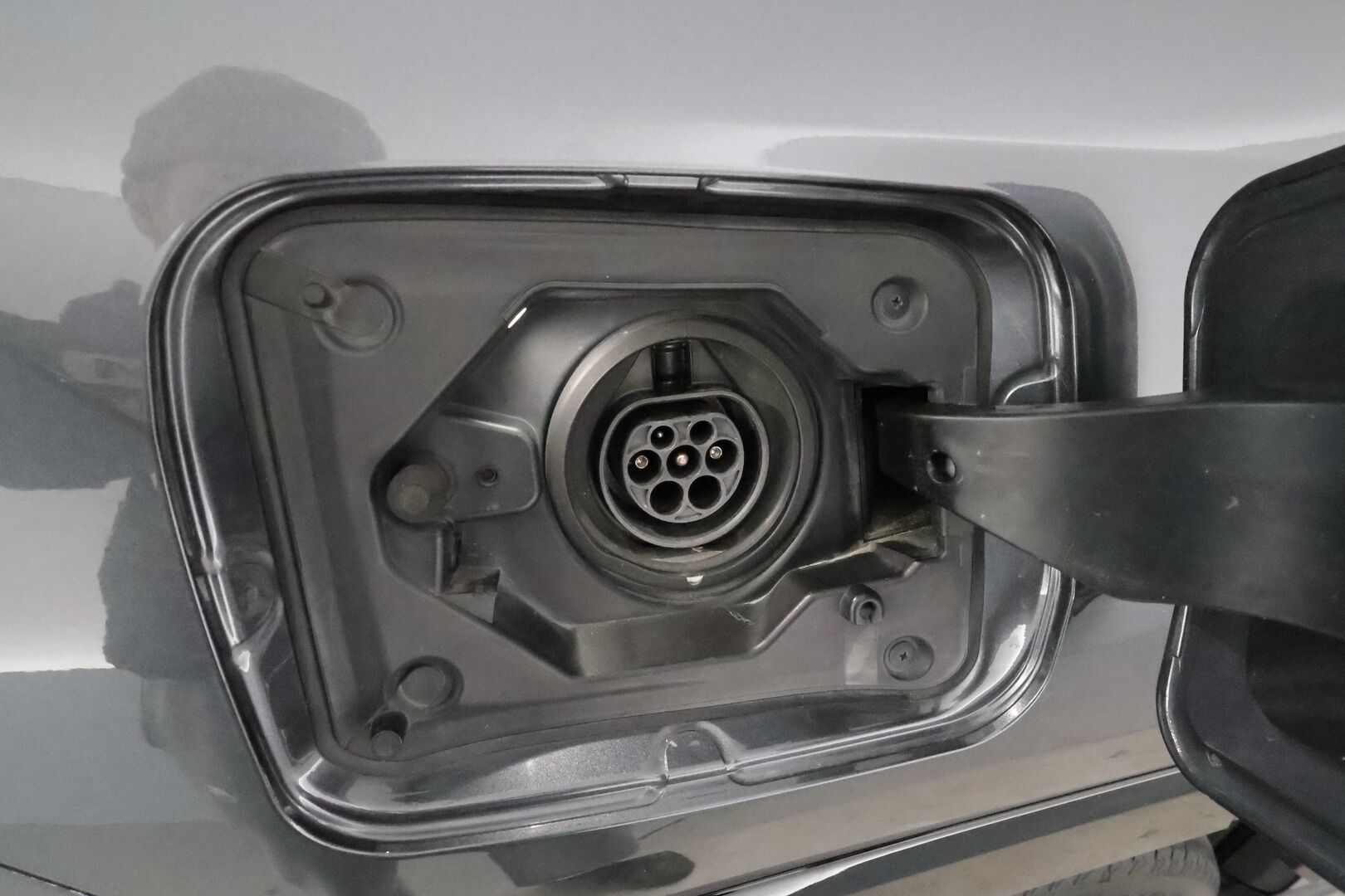 TOYOTA RAV4 PLUG-IN 2020 2,5 Hybrid Premium *ACC / 360° / Muistipenkki / Ilmastoidut nahat / Koukku / LED / KeylessGo / HUD* - Kahdet renkaat aluvanteilla