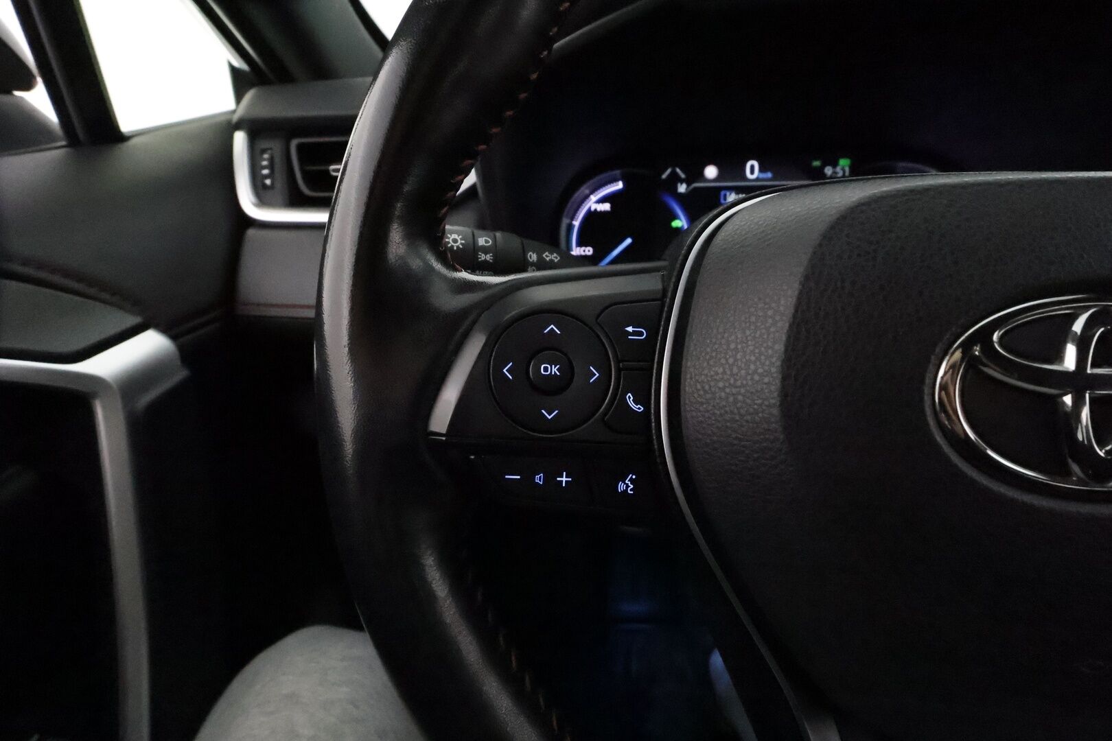 TOYOTA RAV4 PLUG-IN 2020 2,5 Hybrid Premium *ACC / 360° / Muistipenkki / Ilmastoidut nahat / Koukku / LED / KeylessGo / HUD* - Kahdet renkaat aluvanteilla
