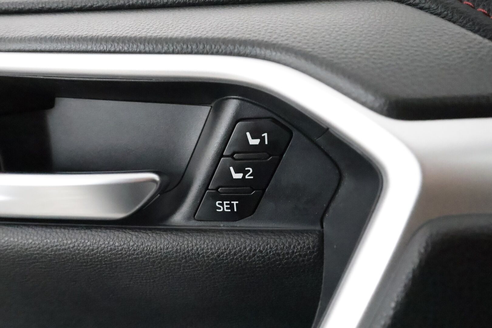 TOYOTA RAV4 PLUG-IN 2020 2,5 Hybrid Premium *ACC / 360° / Muistipenkki / Ilmastoidut nahat / Koukku / LED / KeylessGo / HUD* - Kahdet renkaat aluvanteilla