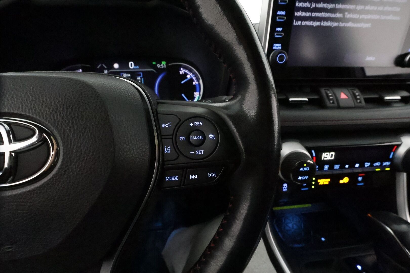 TOYOTA RAV4 PLUG-IN 2020 2,5 Hybrid Premium *ACC / 360° / Muistipenkki / Ilmastoidut nahat / Koukku / LED / KeylessGo / HUD* - Kahdet renkaat aluvanteilla
