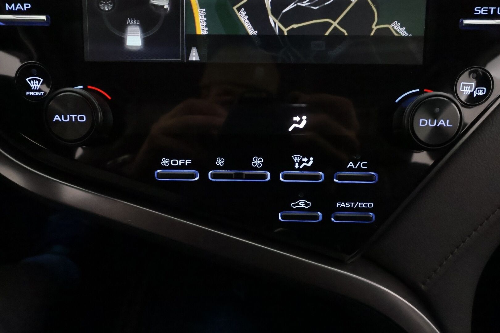 TOYOTA CAMRY 2019 2,5 Hybrid Style *Adapt.vakkari / Nahkasisusta / Kaistavahti / P-Kamera / Navi / Keyless / Sähköpenkit* - Kahdet renkaat aluvanteilla / Näyttävät ja siisti yksilö / 1-omisteinen