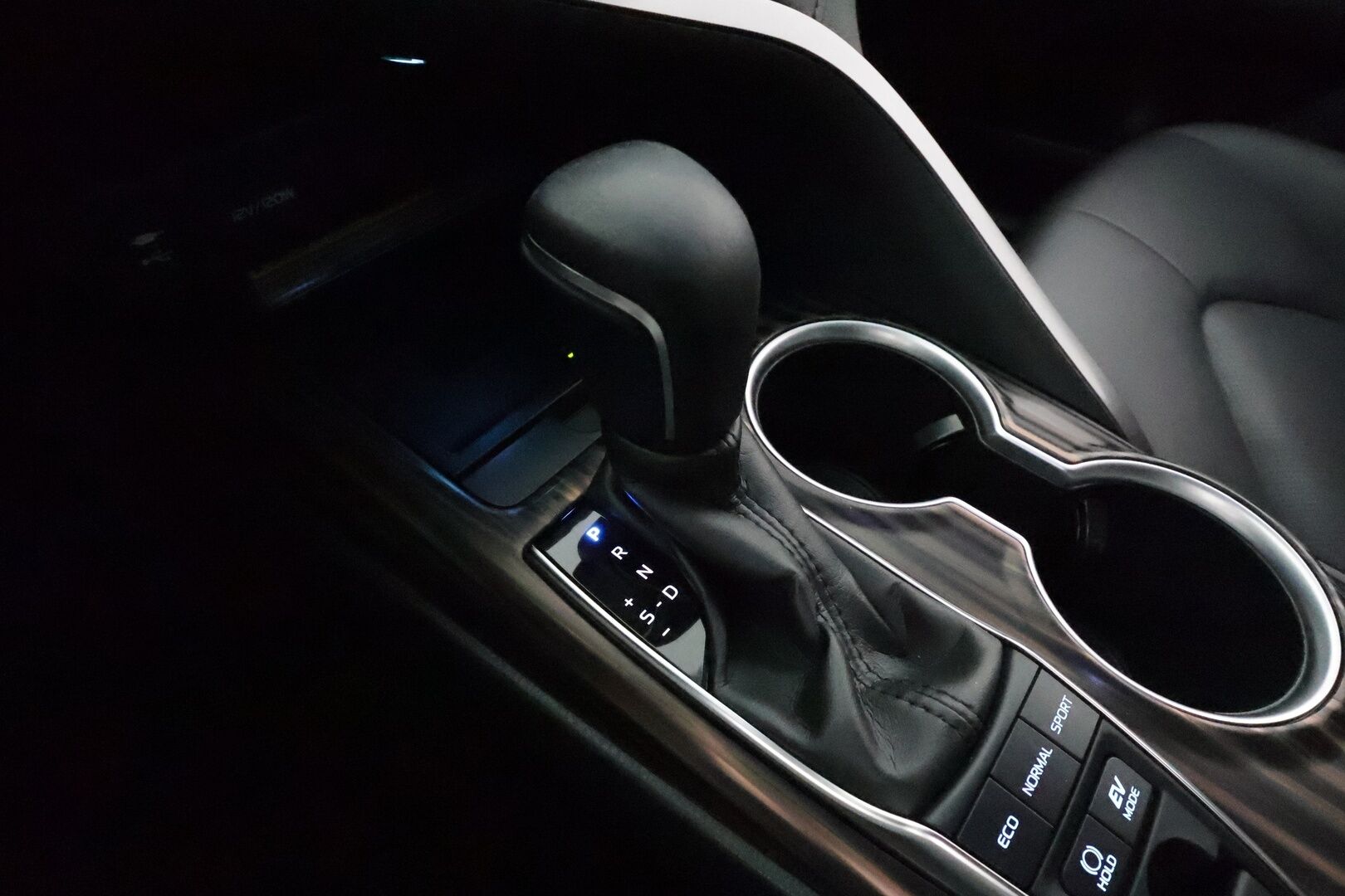 TOYOTA CAMRY 2019 2,5 Hybrid Style *Adapt.vakkari / Nahkasisusta / Kaistavahti / P-Kamera / Navi / Keyless / Sähköpenkit* - Kahdet renkaat aluvanteilla / Näyttävät ja siisti yksilö / 1-omisteinen