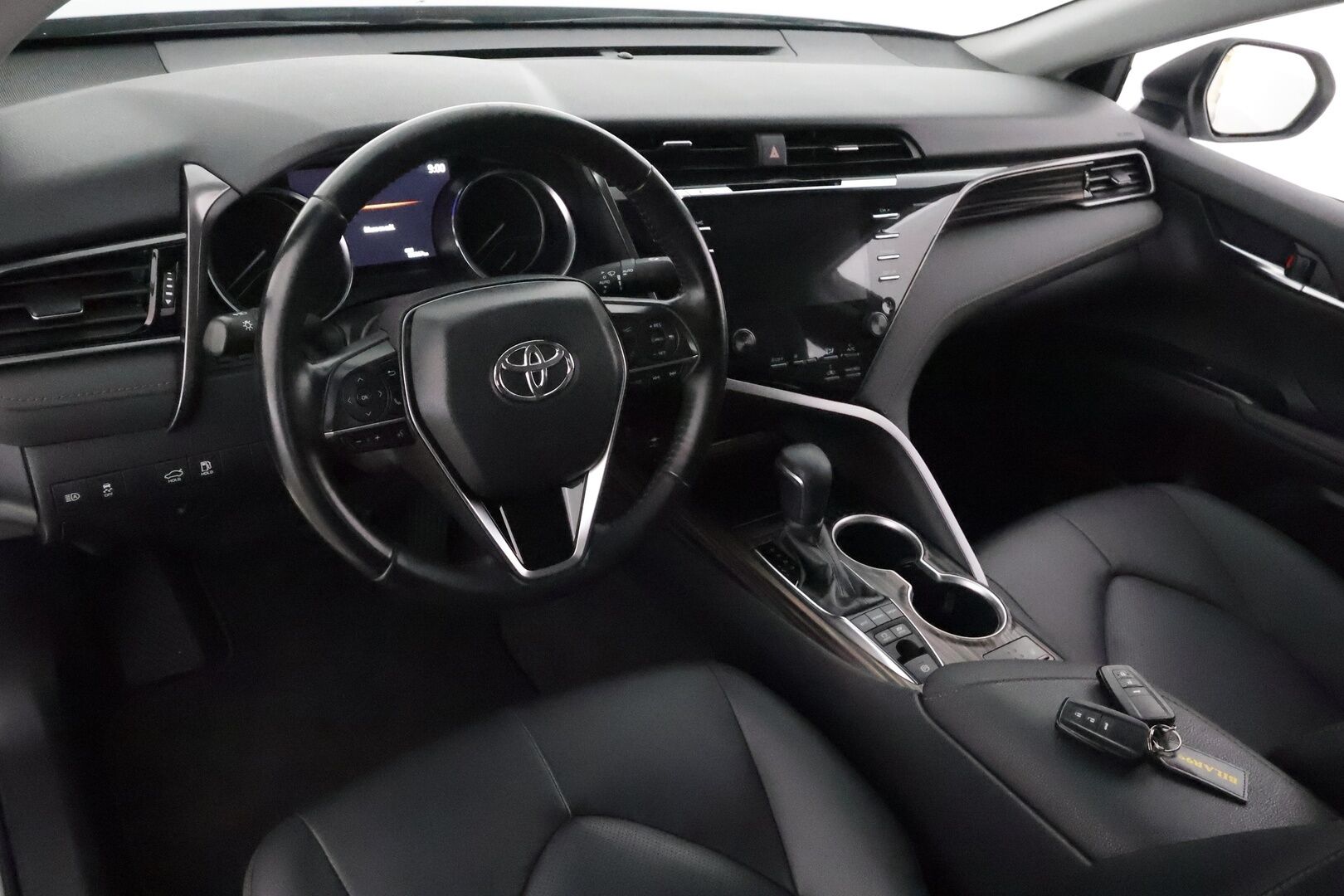 TOYOTA CAMRY 2019 2,5 Hybrid Style *Adapt.vakkari / Nahkasisusta / Kaistavahti / P-Kamera / Navi / Keyless / Sähköpenkit* - Kahdet renkaat aluvanteilla / Näyttävät ja siisti yksilö / 1-omisteinen