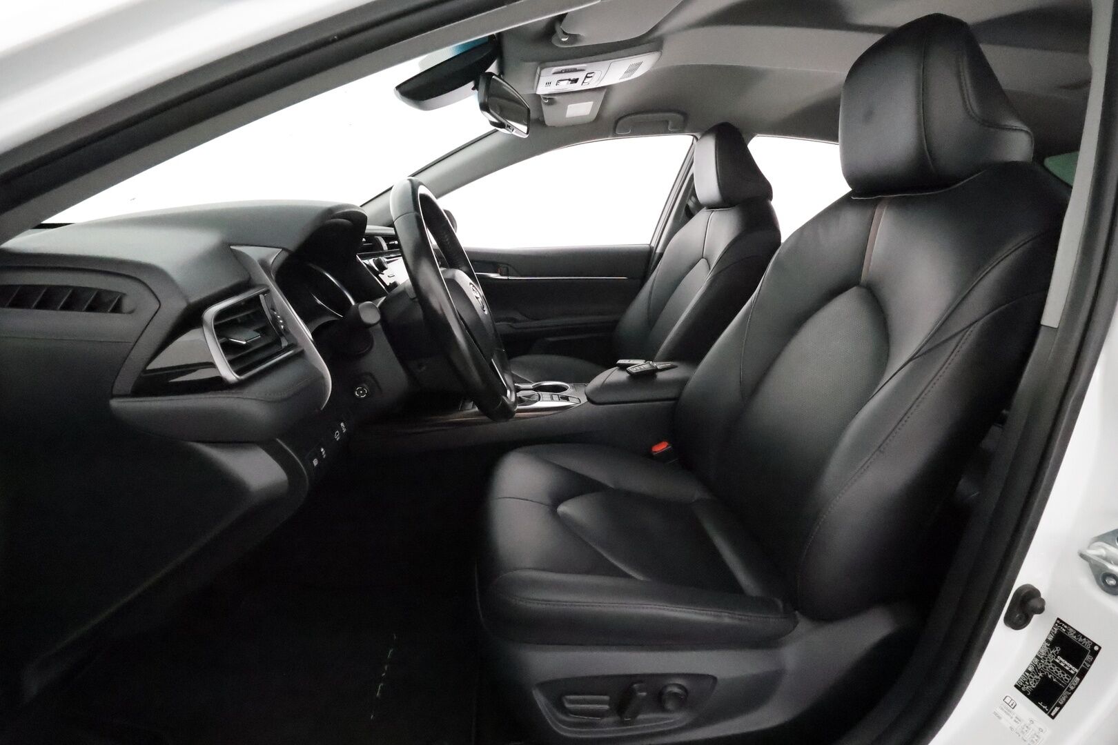 TOYOTA CAMRY 2019 2,5 Hybrid Style *Adapt.vakkari / Nahkasisusta / Kaistavahti / P-Kamera / Navi / Keyless / Sähköpenkit* - Kahdet renkaat aluvanteilla / Näyttävät ja siisti yksilö / 1-omisteinen