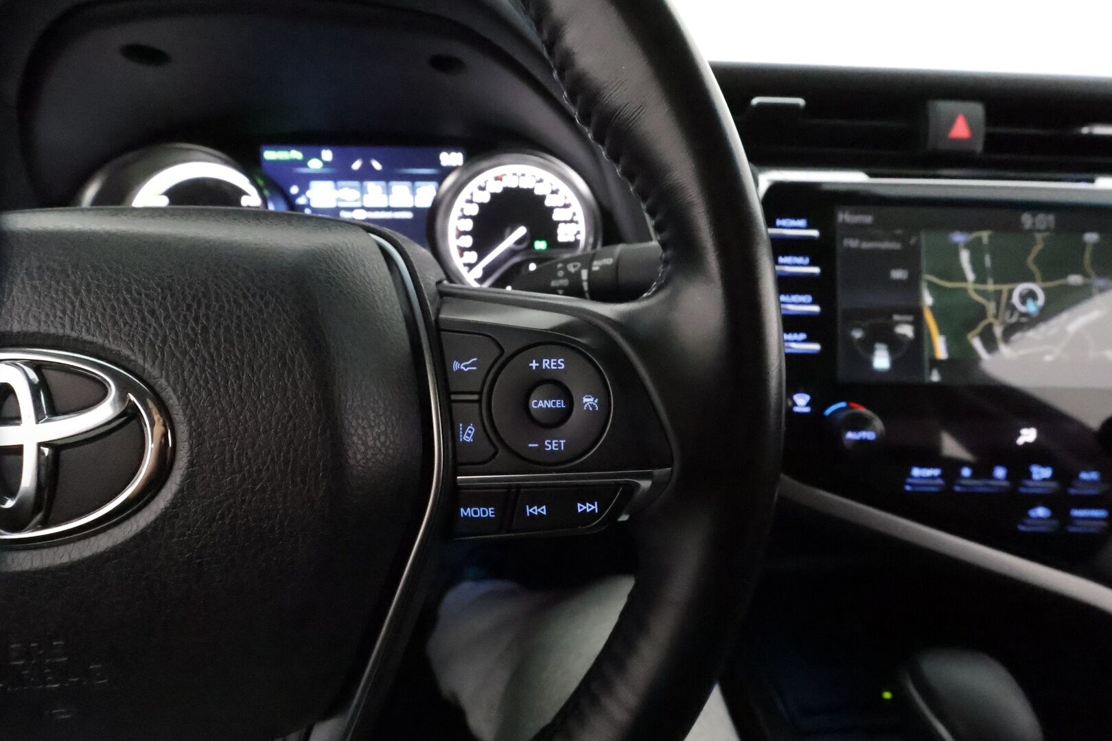 TOYOTA CAMRY 2019 2,5 Hybrid Style *Adapt.vakkari / Nahkasisusta / Kaistavahti / P-Kamera / Navi / Keyless / Sähköpenkit* - Kahdet renkaat aluvanteilla / Näyttävät ja siisti yksilö / 1-omisteinen