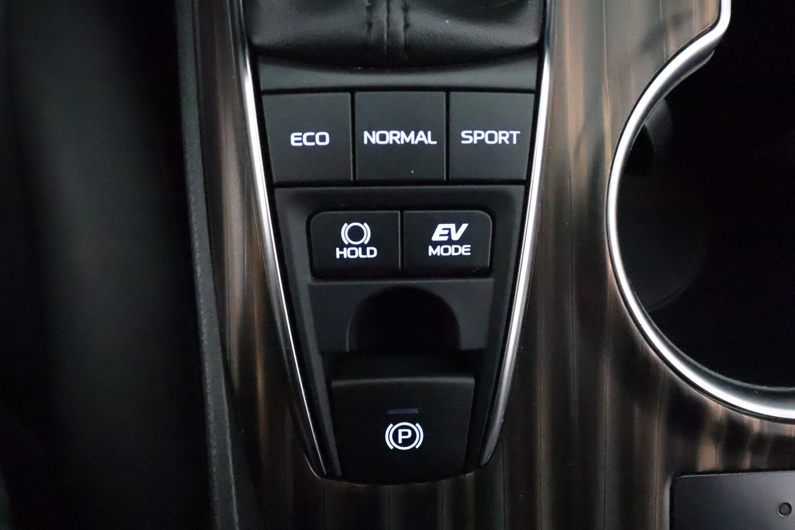 TOYOTA CAMRY 2019 2,5 Hybrid Style *Adapt.vakkari / Nahkasisusta / Kaistavahti / P-Kamera / Navi / Keyless / Sähköpenkit* - Kahdet renkaat aluvanteilla / Näyttävät ja siisti yksilö / 1-omisteinen