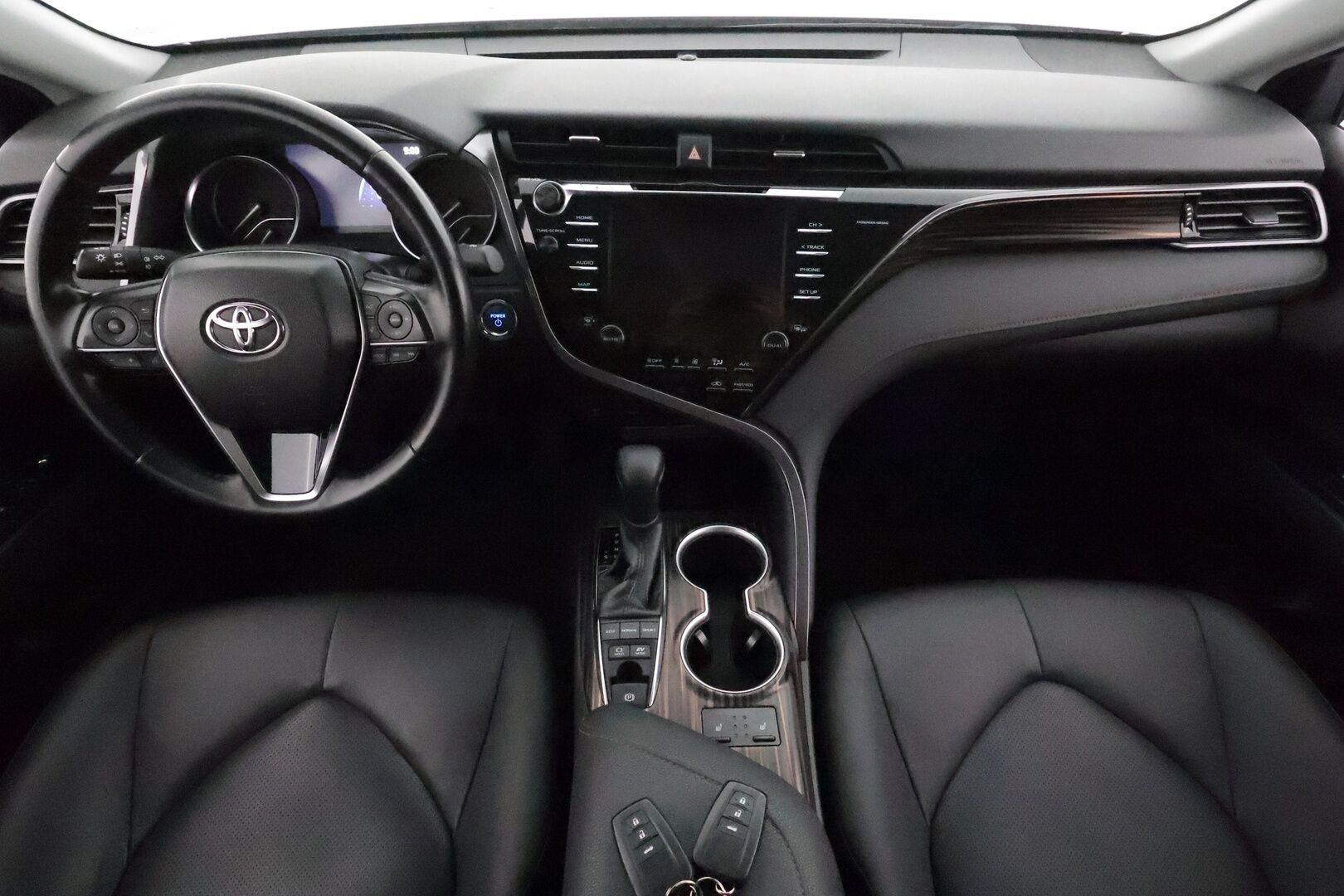 TOYOTA CAMRY 2019 2,5 Hybrid Style *Adapt.vakkari / Nahkasisusta / Kaistavahti / P-Kamera / Navi / Keyless / Sähköpenkit* - Kahdet renkaat aluvanteilla / Näyttävät ja siisti yksilö / 1-omisteinen