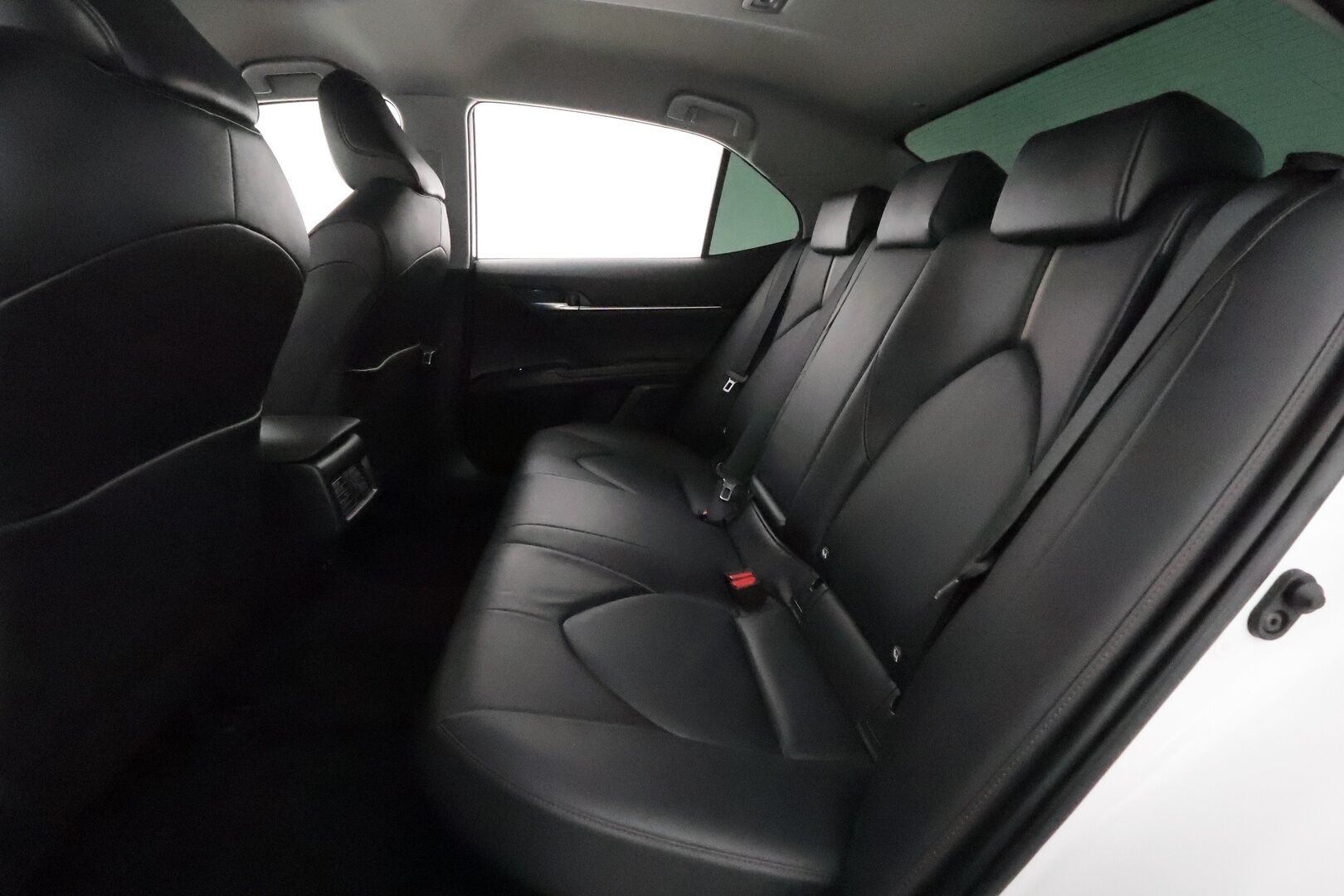 TOYOTA CAMRY 2019 2,5 Hybrid Style *Adapt.vakkari / Nahkasisusta / Kaistavahti / P-Kamera / Navi / Keyless / Sähköpenkit* - Kahdet renkaat aluvanteilla / Näyttävät ja siisti yksilö / 1-omisteinen