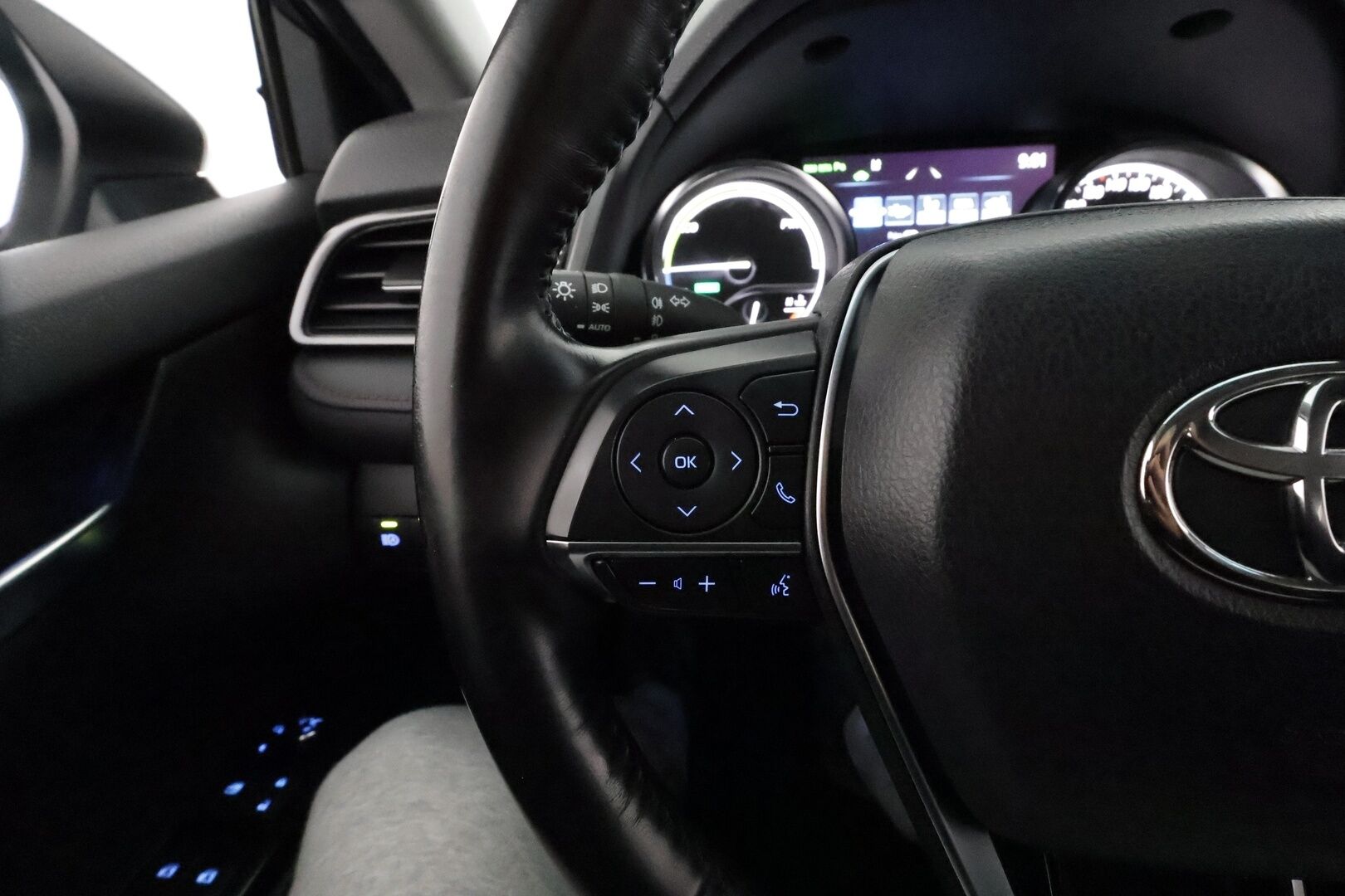 TOYOTA CAMRY 2019 2,5 Hybrid Style *Adapt.vakkari / Nahkasisusta / Kaistavahti / P-Kamera / Navi / Keyless / Sähköpenkit* - Kahdet renkaat aluvanteilla / Näyttävät ja siisti yksilö / 1-omisteinen