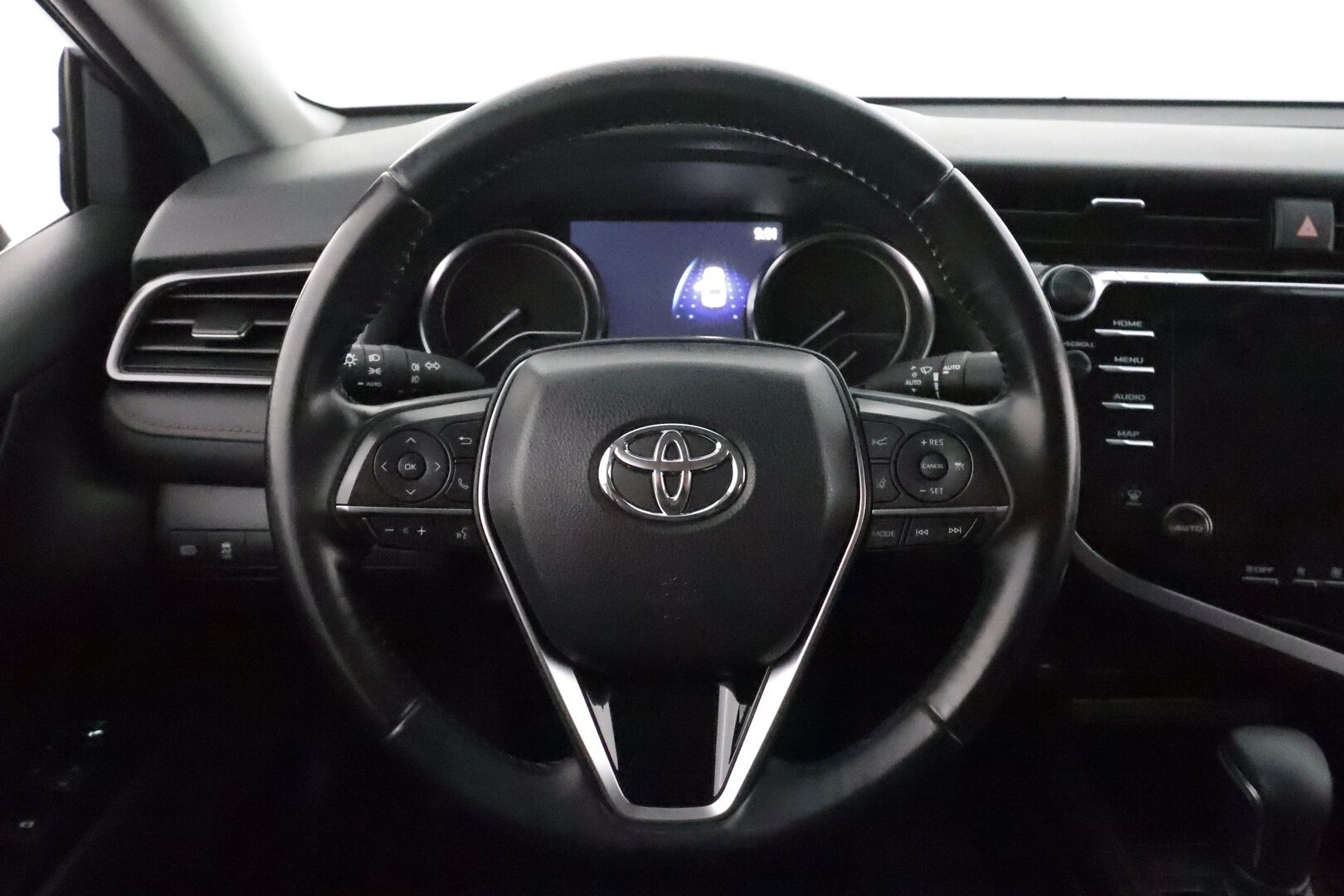 TOYOTA CAMRY 2019 2,5 Hybrid Style *Adapt.vakkari / Nahkasisusta / Kaistavahti / P-Kamera / Navi / Keyless / Sähköpenkit* - Kahdet renkaat aluvanteilla / Näyttävät ja siisti yksilö / 1-omisteinen