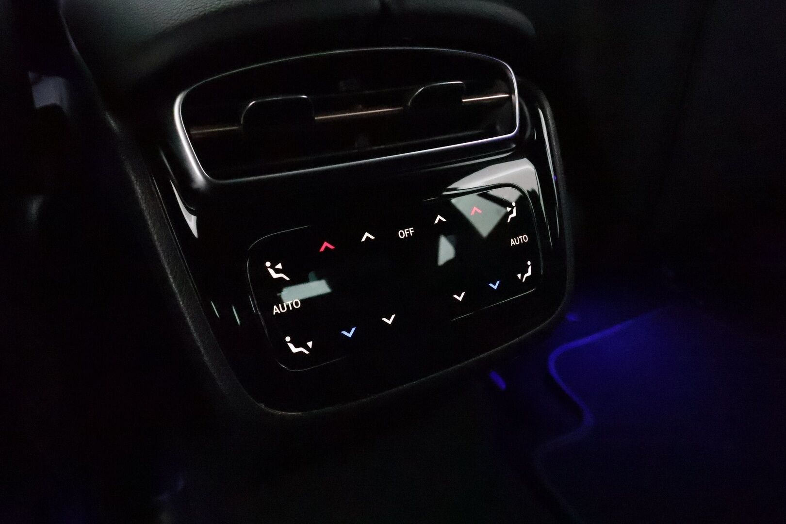 MERCEDES-BENZ EQE 2023 300 89kWh Avantgarde *Burmester / Distronic / Digital Lights / 360° / Muistinahat / Navi / Kaistavahti / Keyless* - Kahdet Renkaat