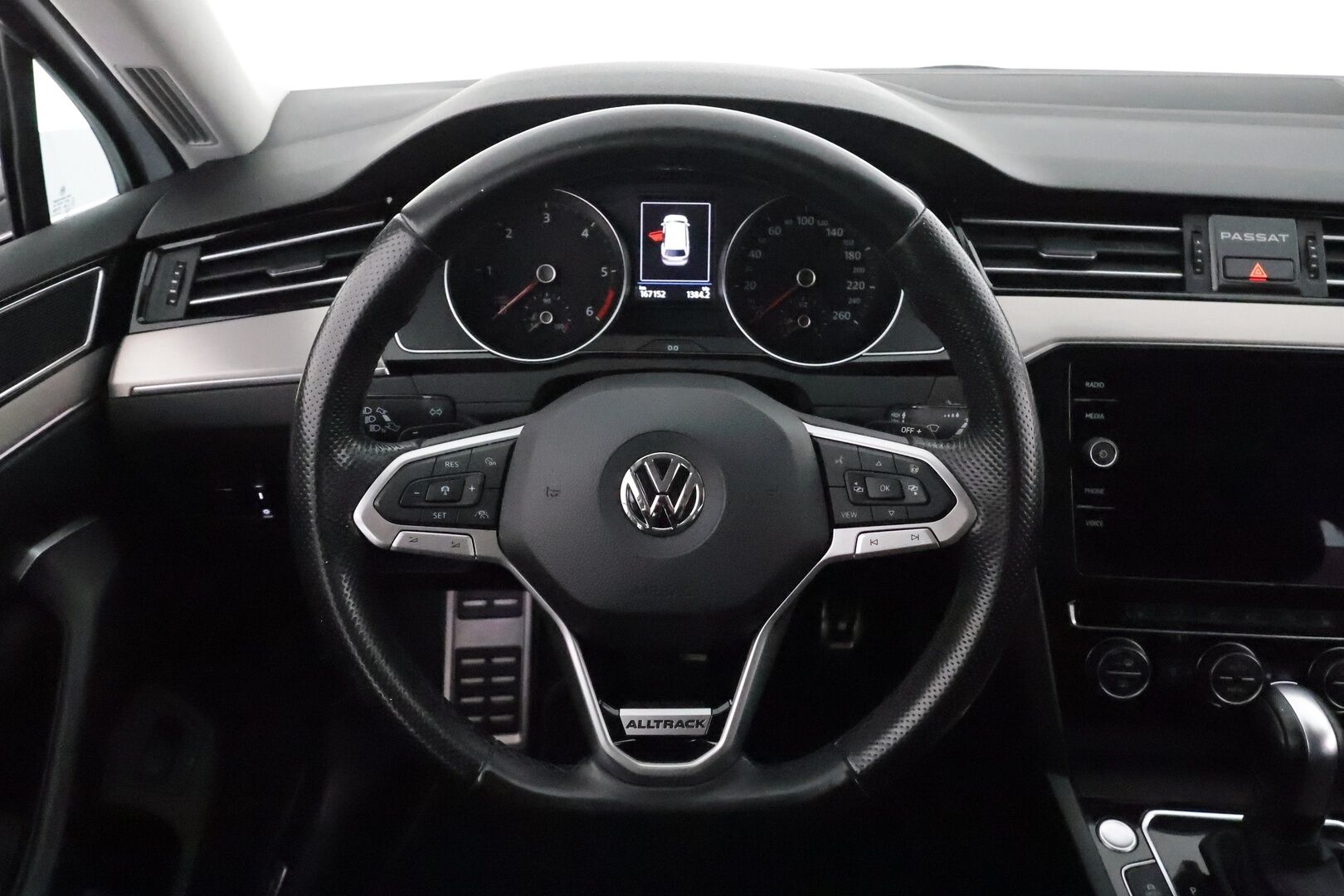 VOLKSWAGEN PASSAT 2020 2.0tdi 4Motion DSG Alltrack 190hv *ACC / Webasto / IQ.Light / Koukku / P.kamera / Navi / Puolinahat* - Kahdet renkaat aluvanteilla