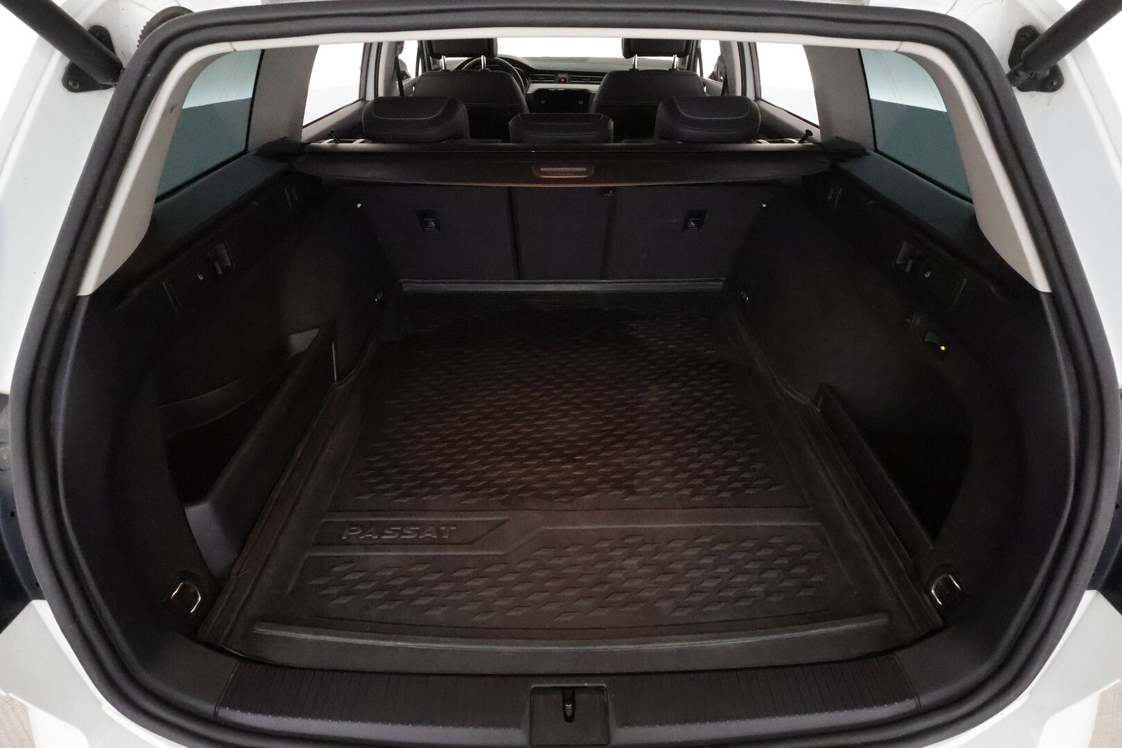 VOLKSWAGEN PASSAT 2020 2.0tdi 4Motion DSG Alltrack 190hv *ACC / Webasto / IQ.Light / Koukku / P.kamera / Navi / Puolinahat* - Kahdet renkaat aluvanteilla