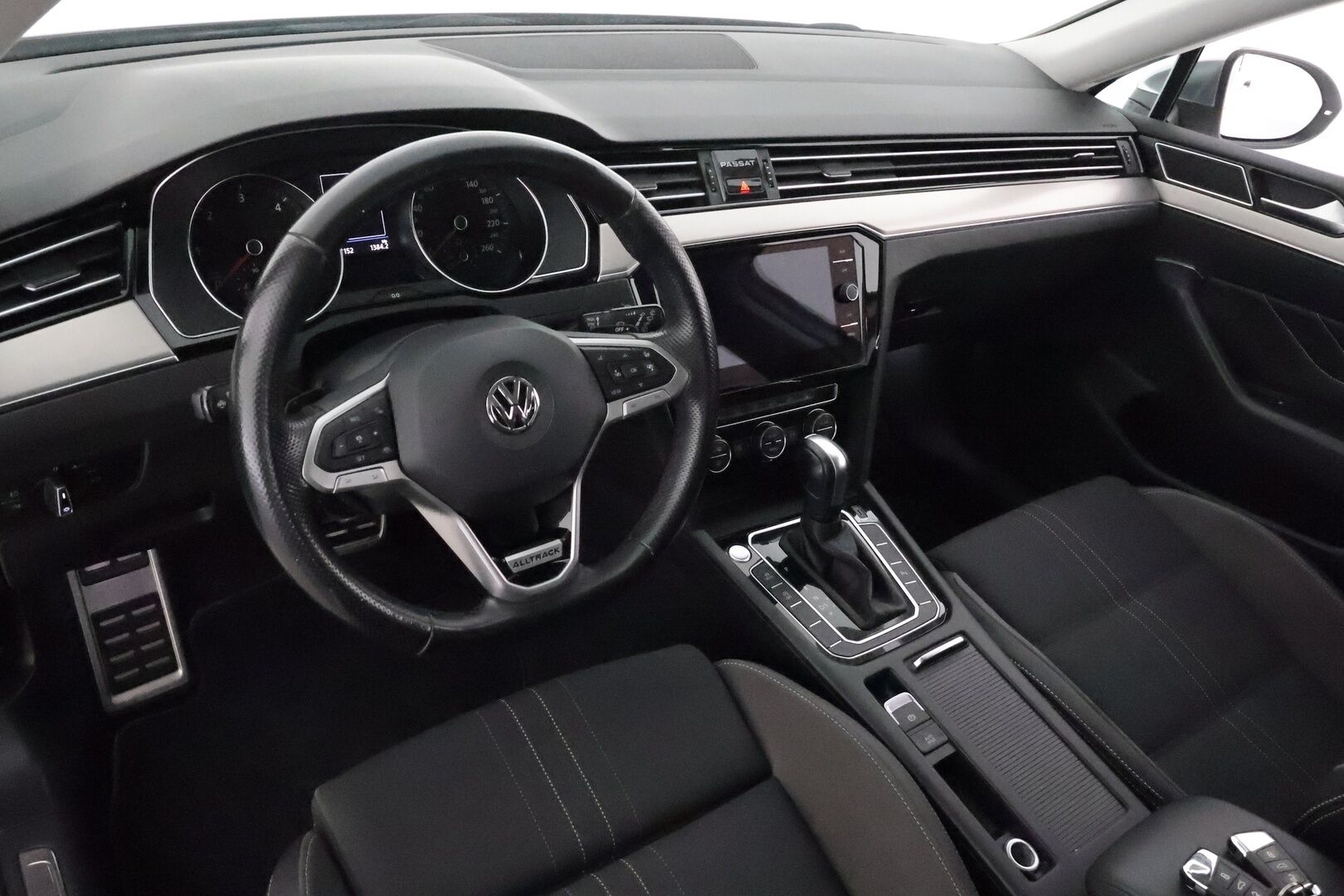 VOLKSWAGEN PASSAT 2020 2.0tdi 4Motion DSG Alltrack 190hv *ACC / Webasto / IQ.Light / Koukku / P.kamera / Navi / Puolinahat* - Kahdet renkaat aluvanteilla
