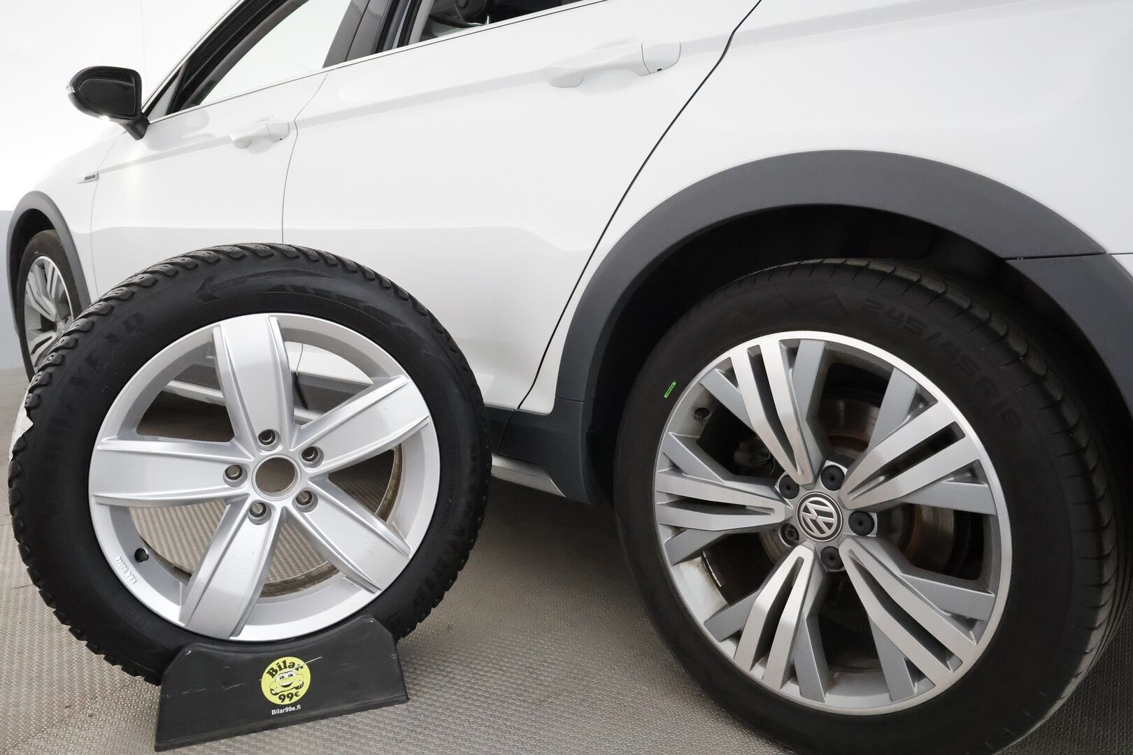 VOLKSWAGEN PASSAT 2020 2.0tdi 4Motion DSG Alltrack 190hv *ACC / Webasto / IQ.Light / Koukku / P.kamera / Navi / Puolinahat* - Kahdet renkaat aluvanteilla