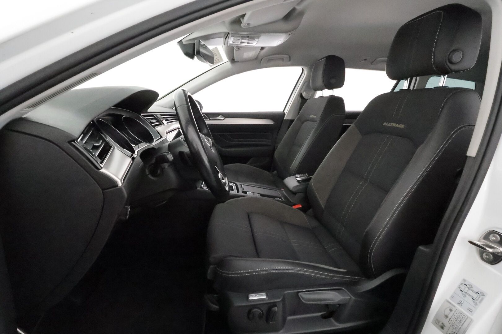 VOLKSWAGEN PASSAT 2020 2.0tdi 4Motion DSG Alltrack 190hv *ACC / Webasto / IQ.Light / Koukku / P.kamera / Navi / Puolinahat* - Kahdet renkaat aluvanteilla