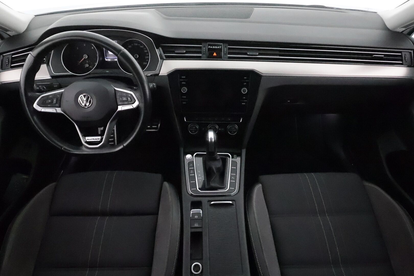 VOLKSWAGEN PASSAT 2020 2.0tdi 4Motion DSG Alltrack 190hv *ACC / Webasto / IQ.Light / Koukku / P.kamera / Navi / Puolinahat* - Kahdet renkaat aluvanteilla