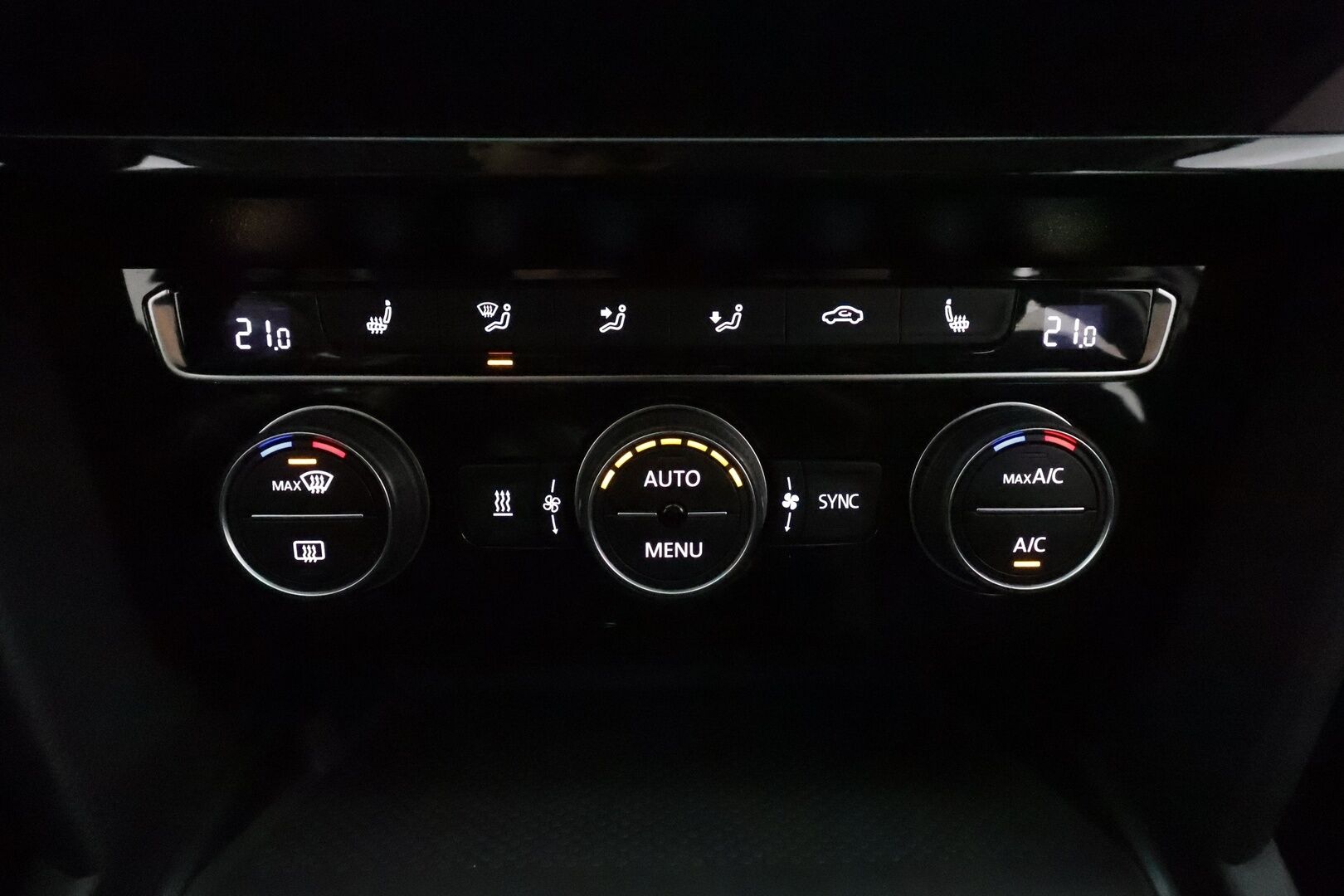 VOLKSWAGEN PASSAT 2020 2.0tdi 4Motion DSG Alltrack 190hv *ACC / Webasto / IQ.Light / Koukku / P.kamera / Navi / Puolinahat* - Kahdet renkaat aluvanteilla