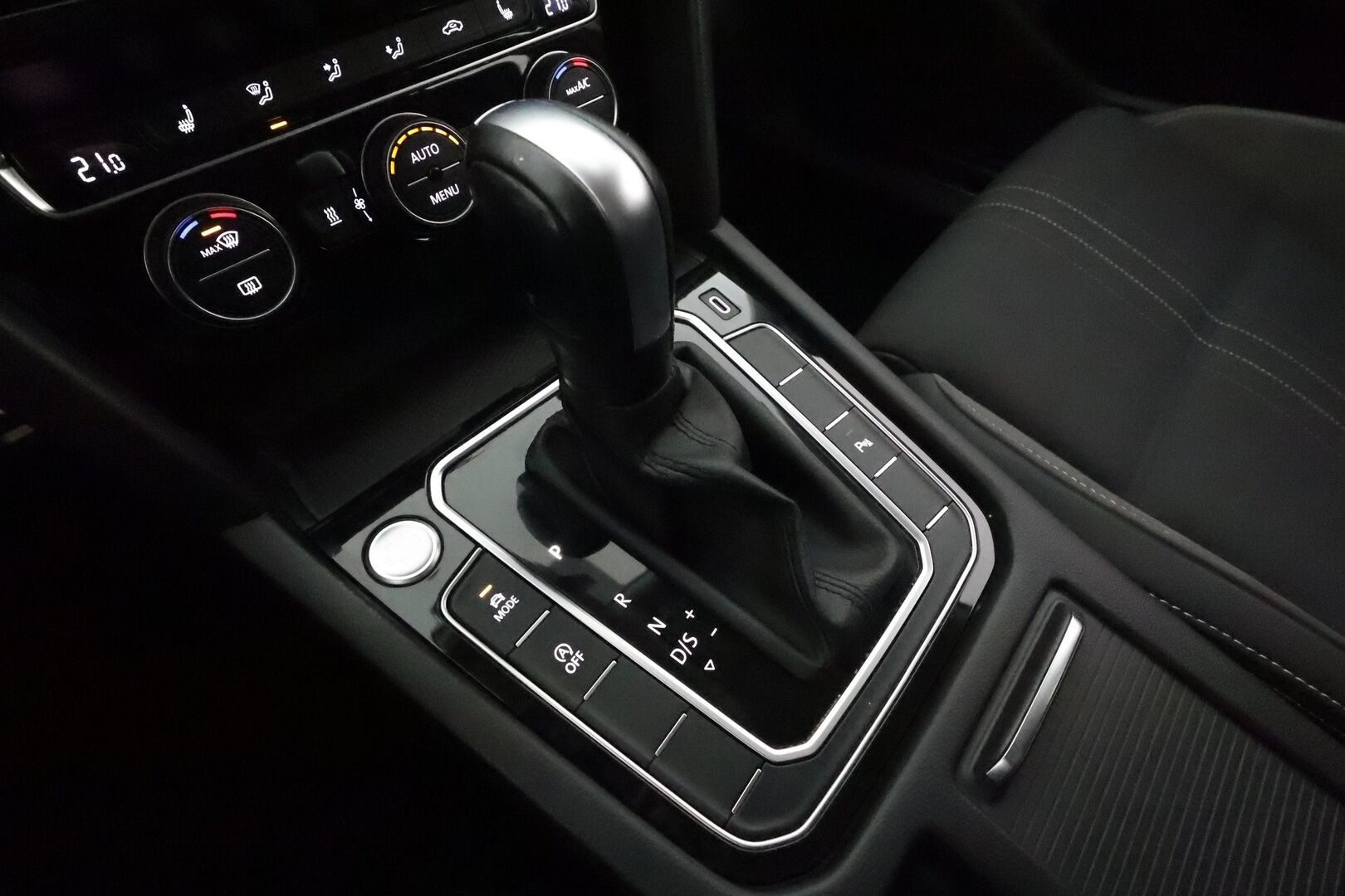 VOLKSWAGEN PASSAT 2020 2.0tdi 4Motion DSG Alltrack 190hv *ACC / Webasto / IQ.Light / Koukku / P.kamera / Navi / Puolinahat* - Kahdet renkaat aluvanteilla