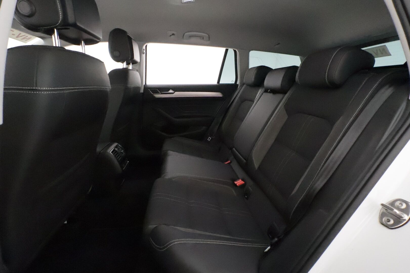 VOLKSWAGEN PASSAT 2020 2.0tdi 4Motion DSG Alltrack 190hv *ACC / Webasto / IQ.Light / Koukku / P.kamera / Navi / Puolinahat* - Kahdet renkaat aluvanteilla