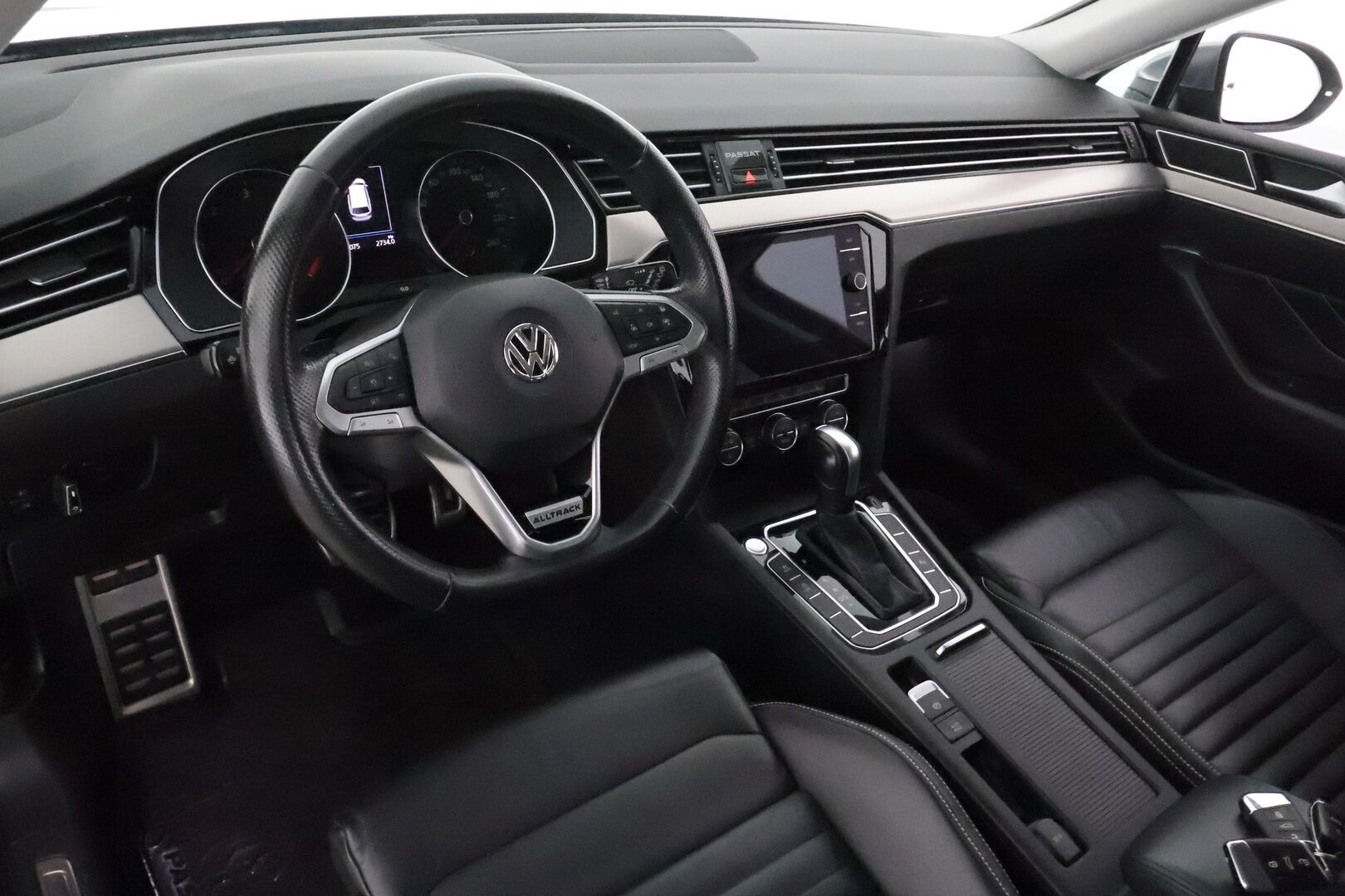 VOLKSWAGEN PASSAT 2020 2.0tdi 190hv 4Motion Alltrack Executive *ACC / IQ.Light / P.kamera / Navi / Koukku / Webasto / Nahat* - Kahdet renkaat aluvanteilla