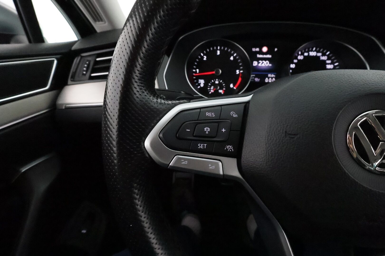 VOLKSWAGEN PASSAT 2020 2.0tdi 190hv 4Motion Alltrack Executive *ACC / IQ.Light / P.kamera / Navi / Koukku / Webasto / Nahat* - Kahdet renkaat aluvanteilla