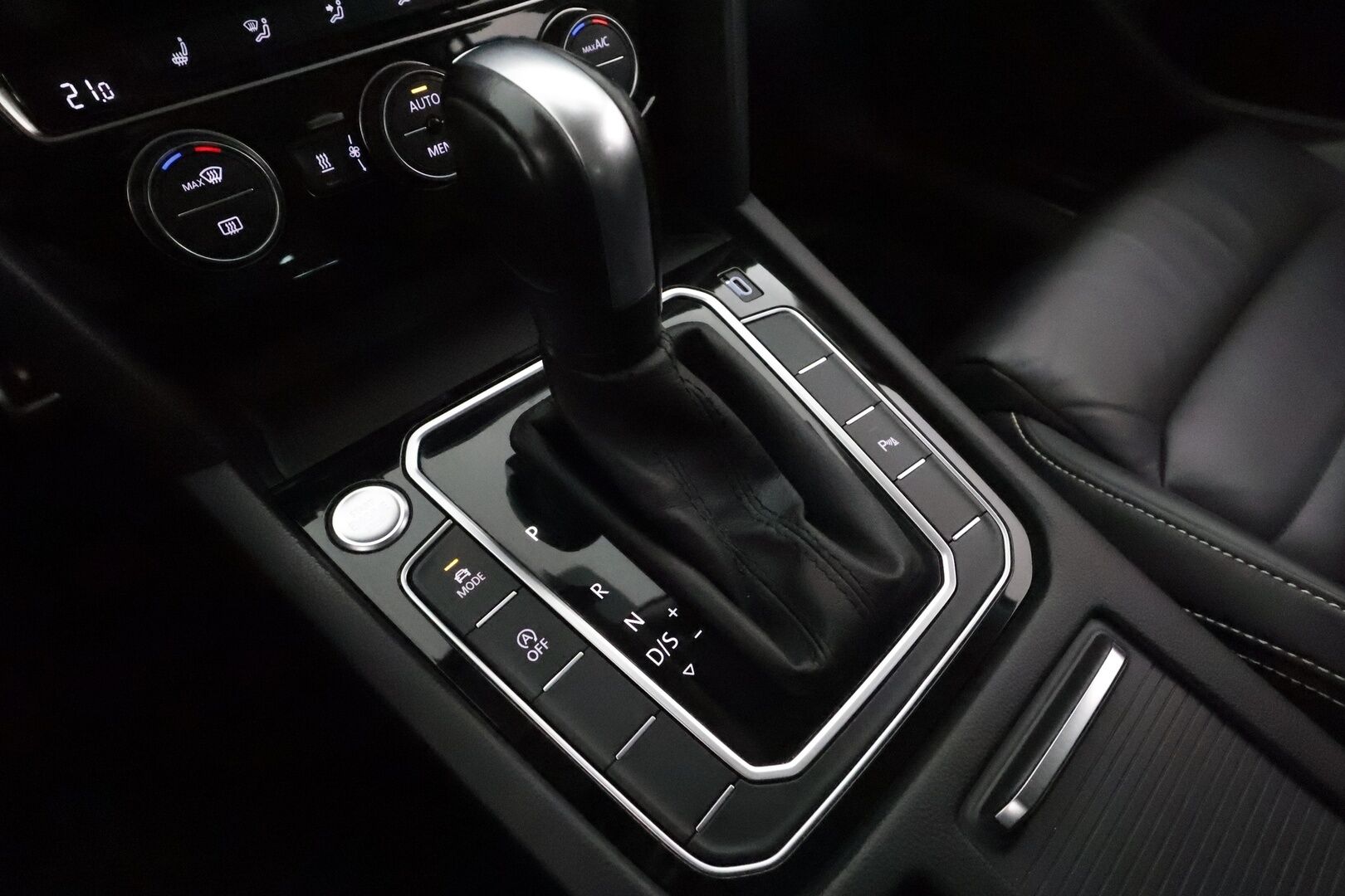 VOLKSWAGEN PASSAT 2020 2.0tdi 190hv 4Motion Alltrack Executive *ACC / IQ.Light / P.kamera / Navi / Koukku / Webasto / Nahat* - Kahdet renkaat aluvanteilla - HULLU BLACKWEEK KORKOTARJOUS 2,49%