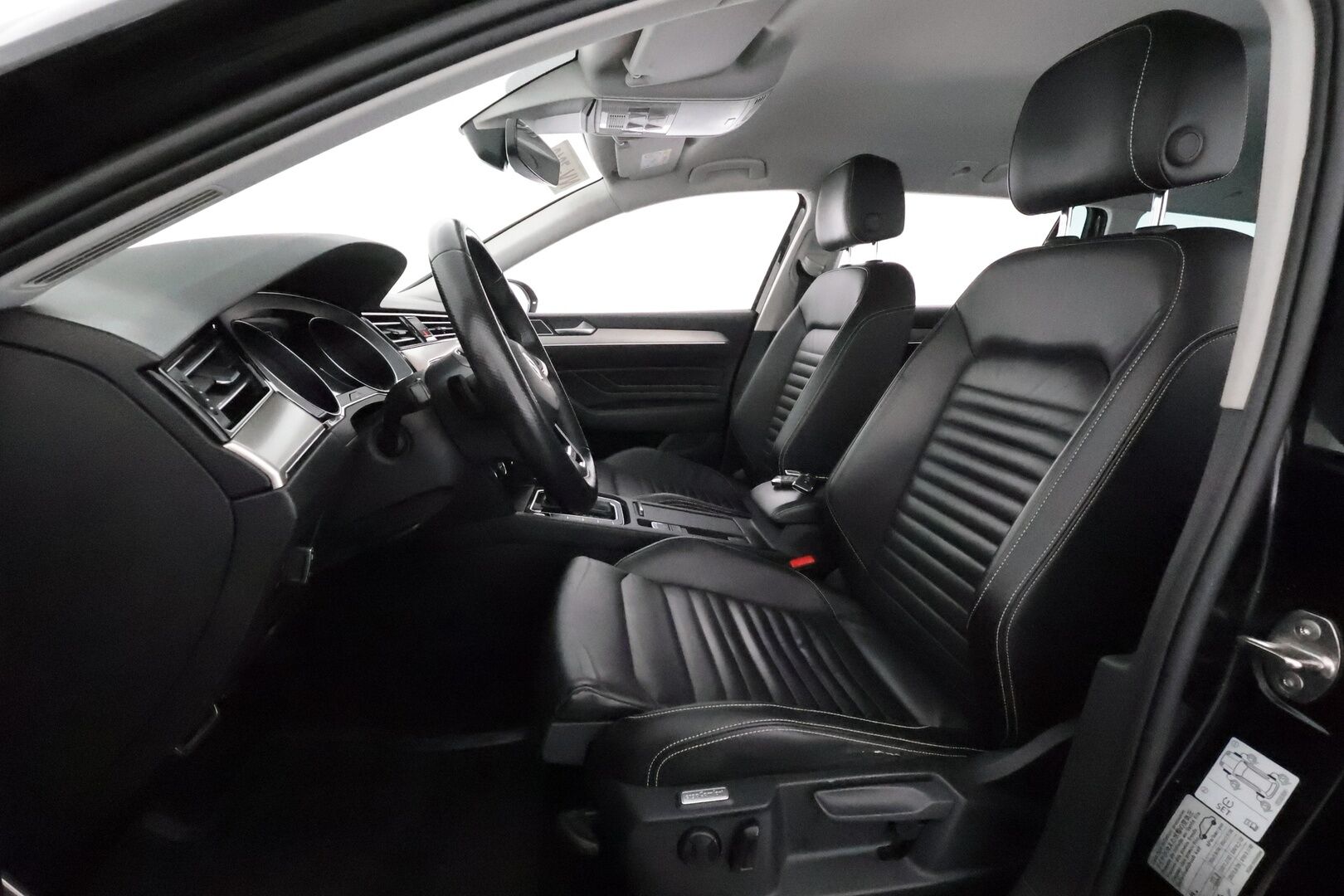 VOLKSWAGEN PASSAT 2020 2.0tdi 190hv 4Motion Alltrack Executive *ACC / IQ.Light / P.kamera / Navi / Koukku / Webasto / Nahat* - Kahdet renkaat aluvanteilla - HULLU BLACKWEEK KORKOTARJOUS 2,49%