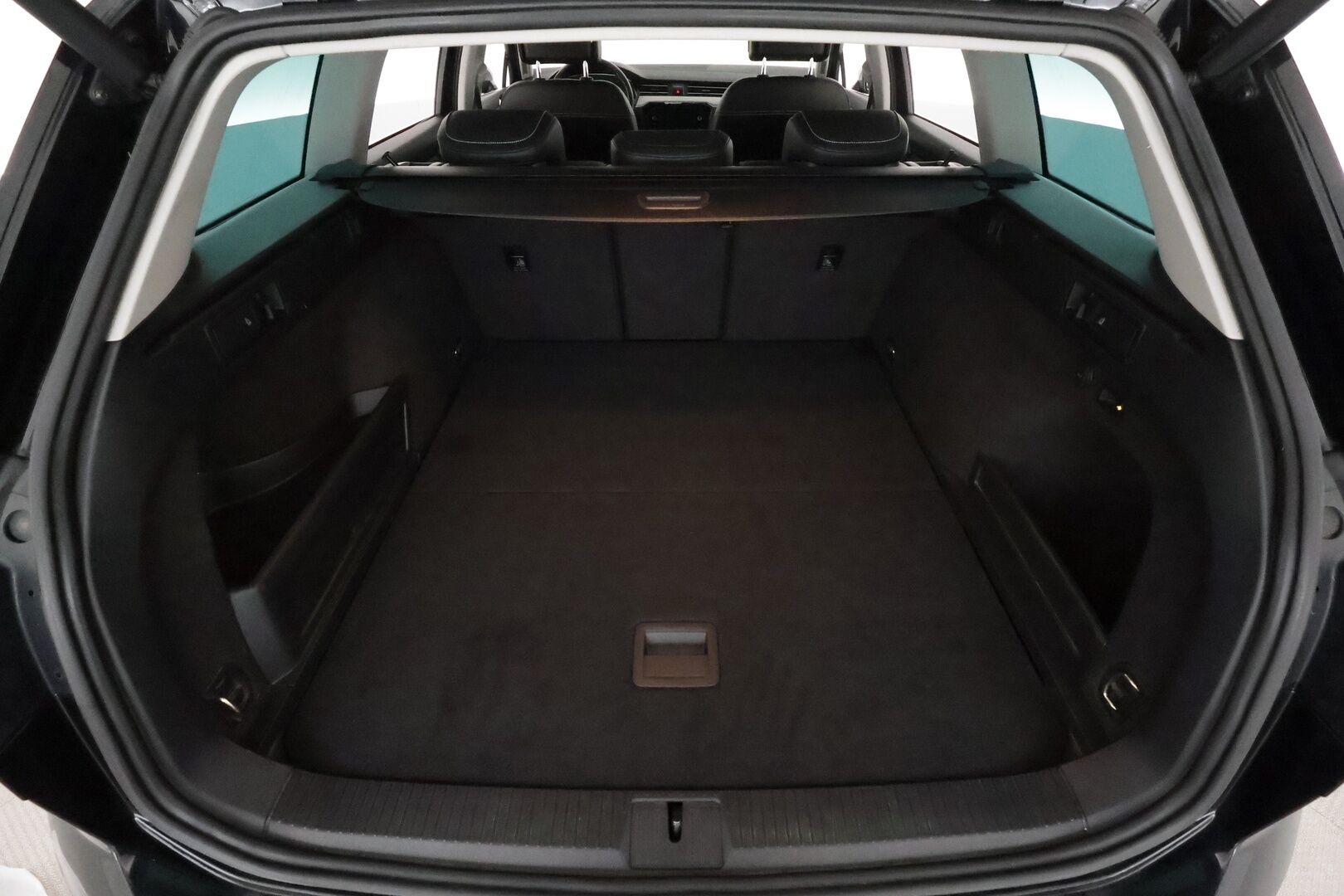 VOLKSWAGEN PASSAT 2020 2.0tdi 190hv 4Motion Alltrack Executive *ACC / IQ.Light / P.kamera / Navi / Koukku / Webasto / Nahat* - Kahdet renkaat aluvanteilla - HULLU BLACKWEEK KORKOTARJOUS 2,49%