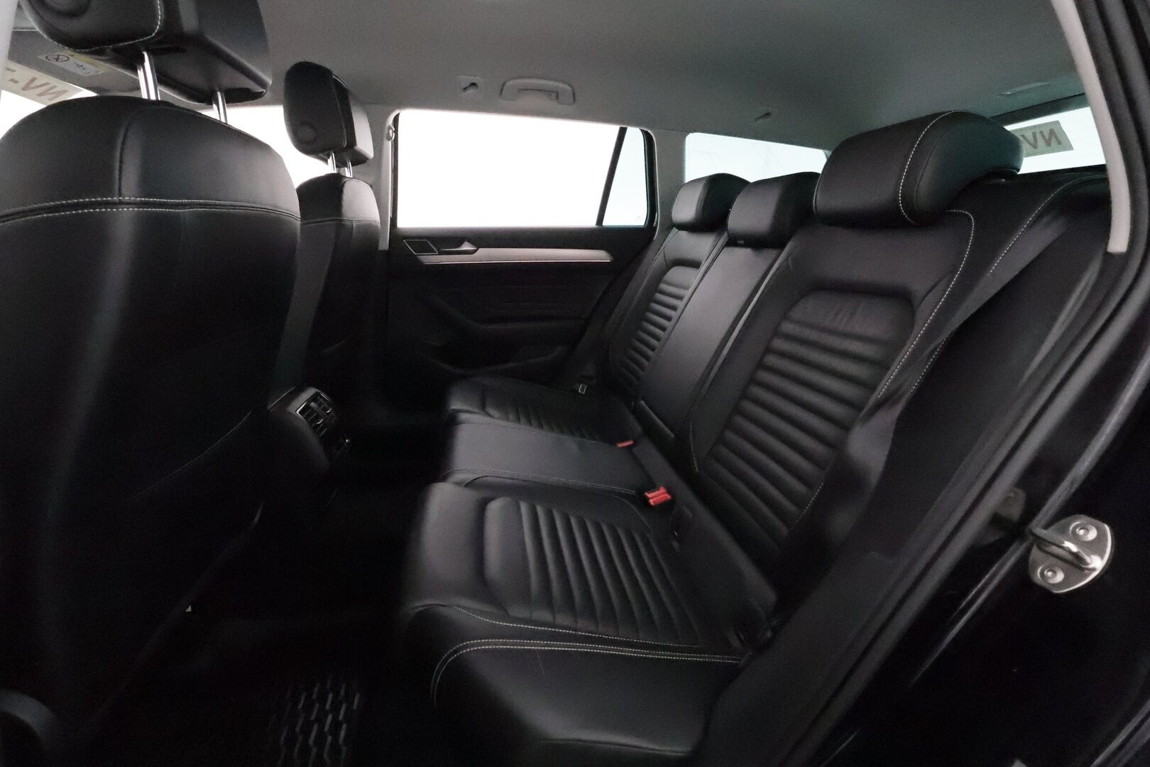 VOLKSWAGEN PASSAT 2020 2.0tdi 190hv 4Motion Alltrack Executive *ACC / IQ.Light / P.kamera / Navi / Koukku / Webasto / Nahat* - Kahdet renkaat aluvanteilla - HULLU BLACKWEEK KORKOTARJOUS 2,49%