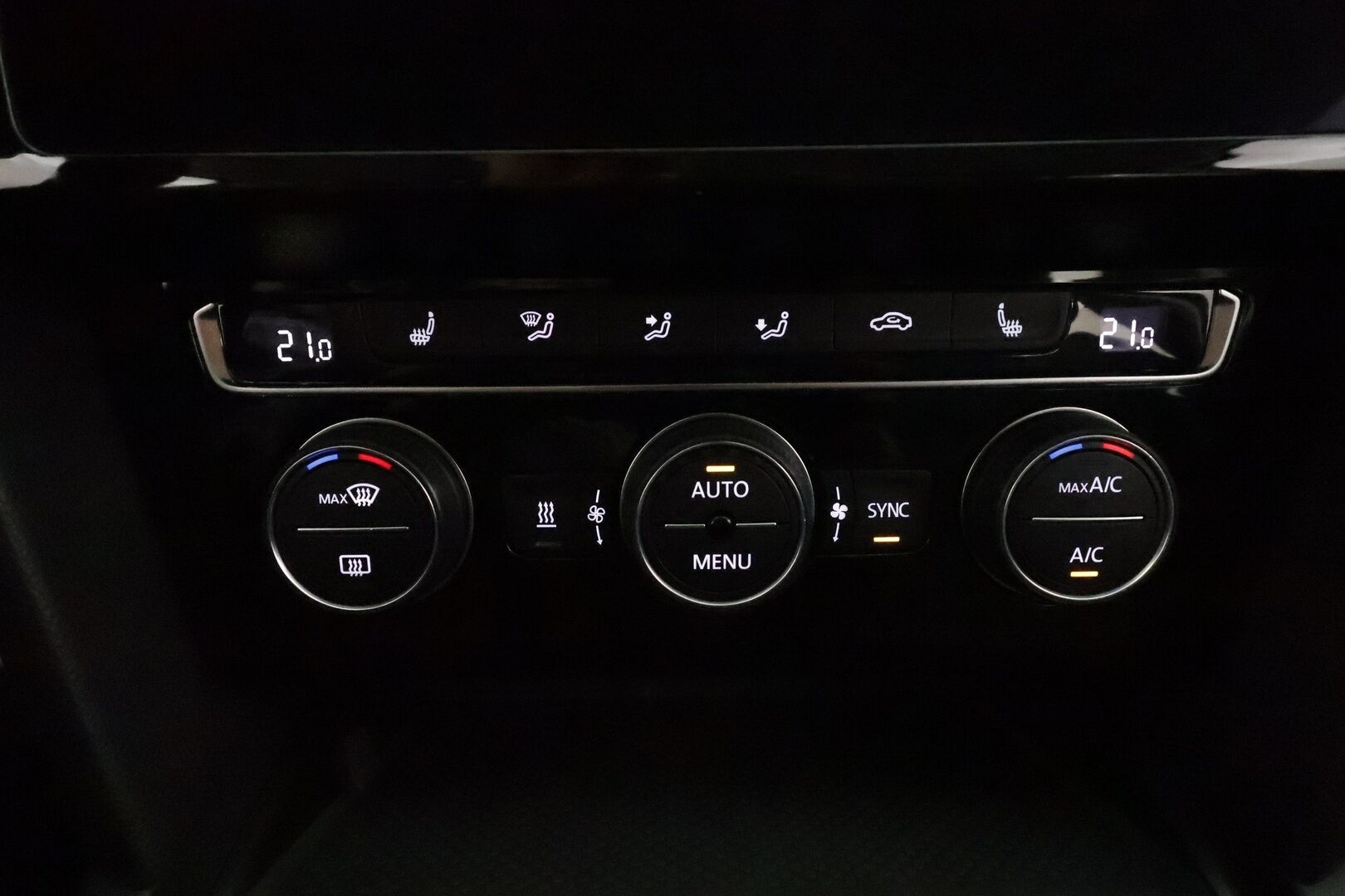VOLKSWAGEN PASSAT 2020 2.0tdi 190hv 4Motion Alltrack Executive *ACC / IQ.Light / P.kamera / Navi / Koukku / Webasto / Nahat* - Kahdet renkaat aluvanteilla