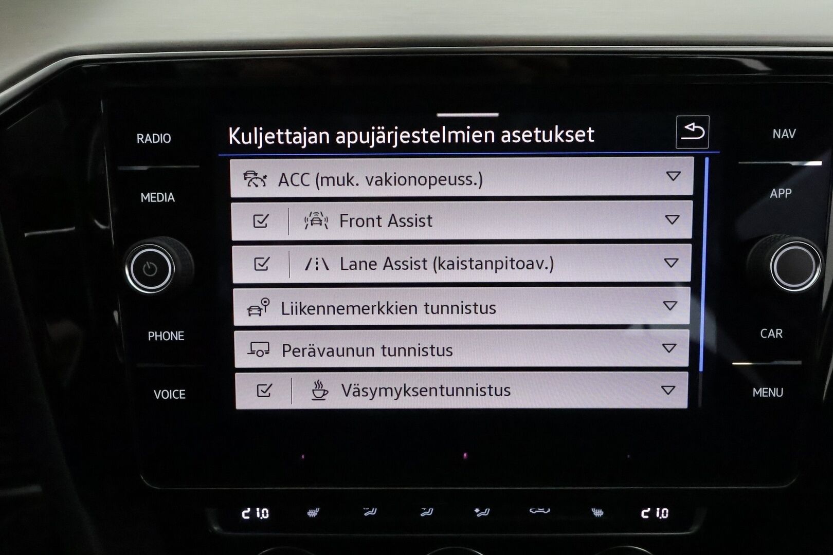 VOLKSWAGEN PASSAT 2020 2.0tdi 190hv 4Motion Alltrack Executive *ACC / IQ.Light / P.kamera / Navi / Koukku / Webasto / Nahat* - Kahdet renkaat aluvanteilla - HULLU BLACKWEEK KORKOTARJOUS 2,49%
