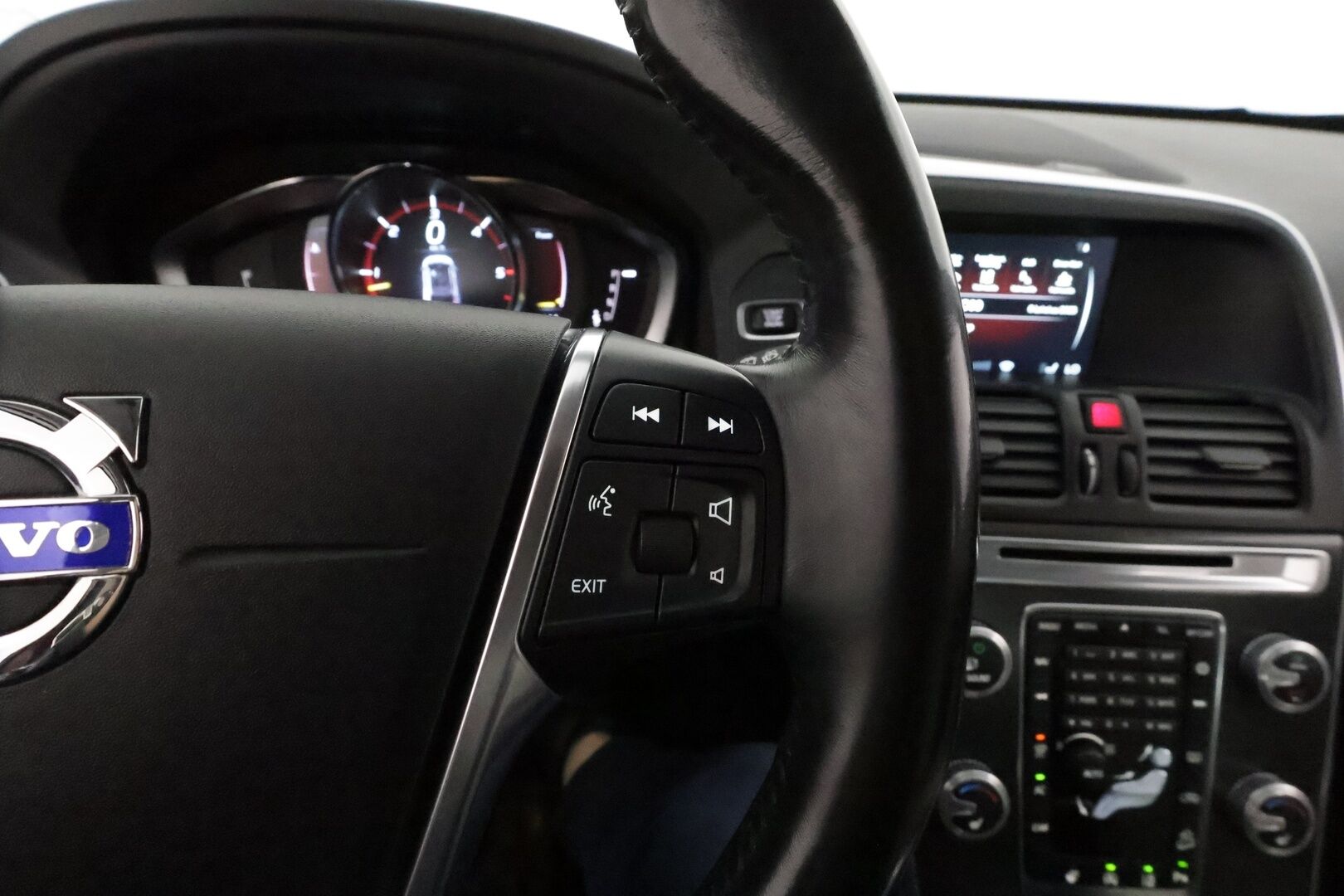 Volvo XC60 2016 D4 AWD Business Summum aut *ACC / Panorama / Four-C / Aktiiv.Xenon / BLIS / H&K / Koukku / Webasto / Muistipenkki* - Kahdet renkaat aluvanteilla
