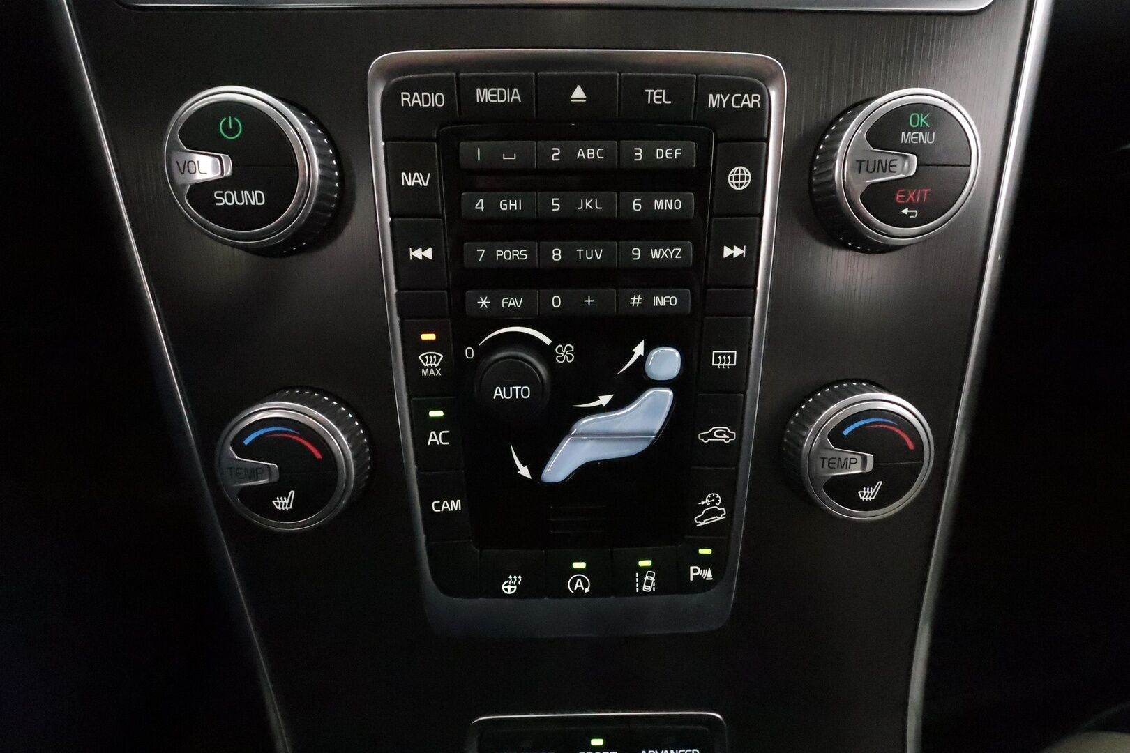 Volvo XC60 2016 D4 AWD Business Summum aut *ACC / Panorama / Four-C / Aktiiv.Xenon / BLIS / H&K / Koukku / Webasto / Muistipenkki* - Kahdet renkaat aluvanteilla