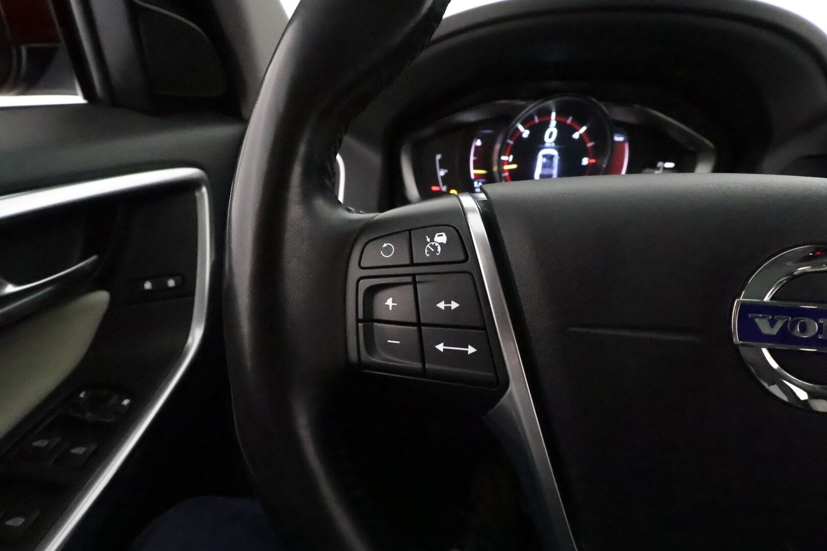 Volvo XC60 2016 D4 AWD Business Summum aut *ACC / Panorama / Four-C / Aktiiv.Xenon / BLIS / H&K / Koukku / Webasto / Muistipenkki* - Kahdet renkaat aluvanteilla