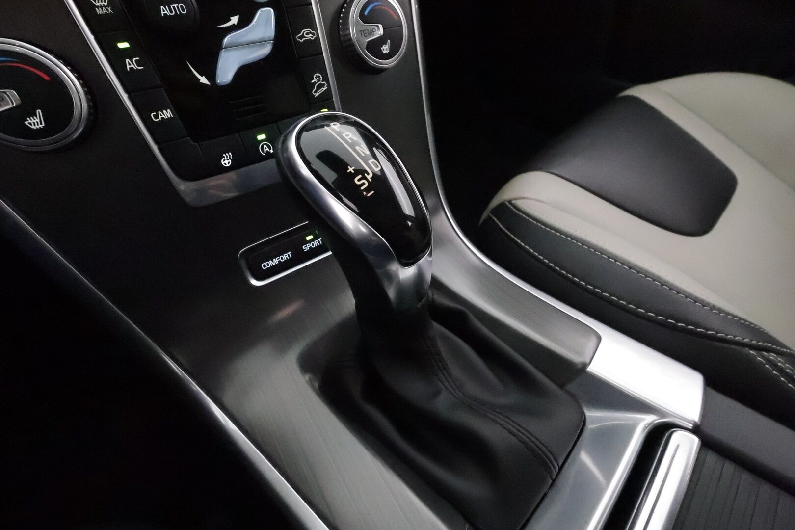 Volvo XC60 2016 D4 AWD Business Summum aut *ACC / Panorama / Four-C / Aktiiv.Xenon / BLIS / H&K / Koukku / Webasto / Muistipenkki* - Kahdet renkaat aluvanteilla