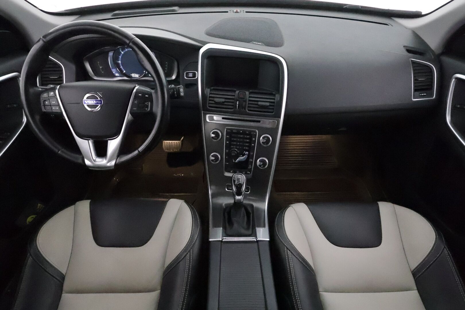 Volvo XC60 2016 D4 AWD Business Summum aut *ACC / Panorama / Four-C / Aktiiv.Xenon / BLIS / H&K / Koukku / Webasto / Muistipenkki* - Kahdet renkaat aluvanteilla