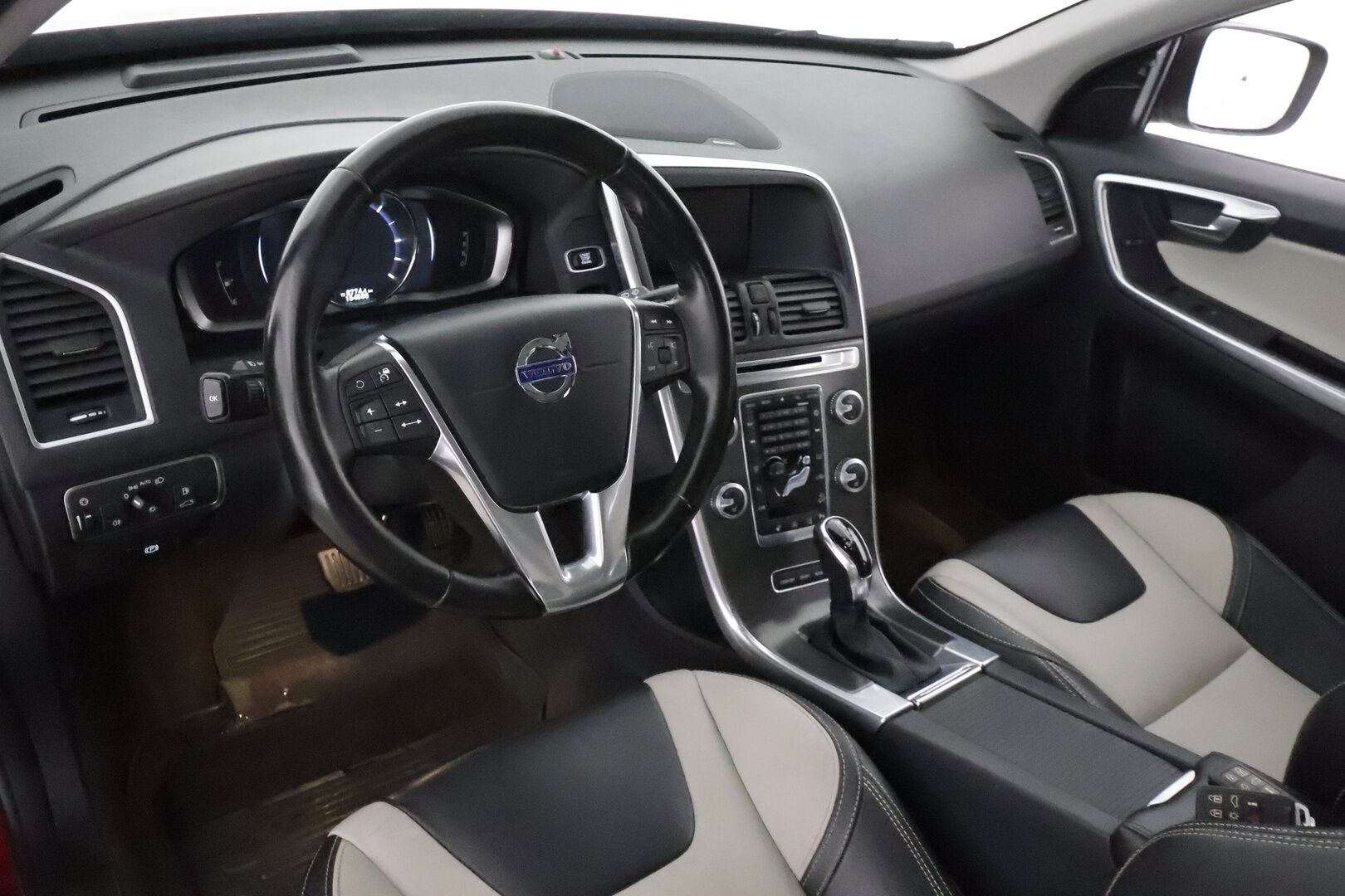 Volvo XC60 2016 D4 AWD Business Summum aut *ACC / Panorama / Four-C / Aktiiv.Xenon / BLIS / H&K / Koukku / Webasto / Muistipenkki* - Kahdet renkaat aluvanteilla