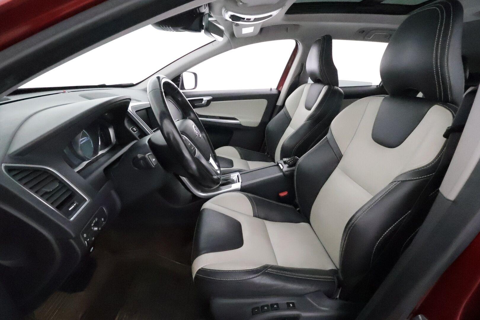 Volvo XC60 2016 D4 AWD Business Summum aut *ACC / Panorama / Four-C / Aktiiv.Xenon / BLIS / H&K / Koukku / Webasto / Muistipenkki* - Kahdet renkaat aluvanteilla