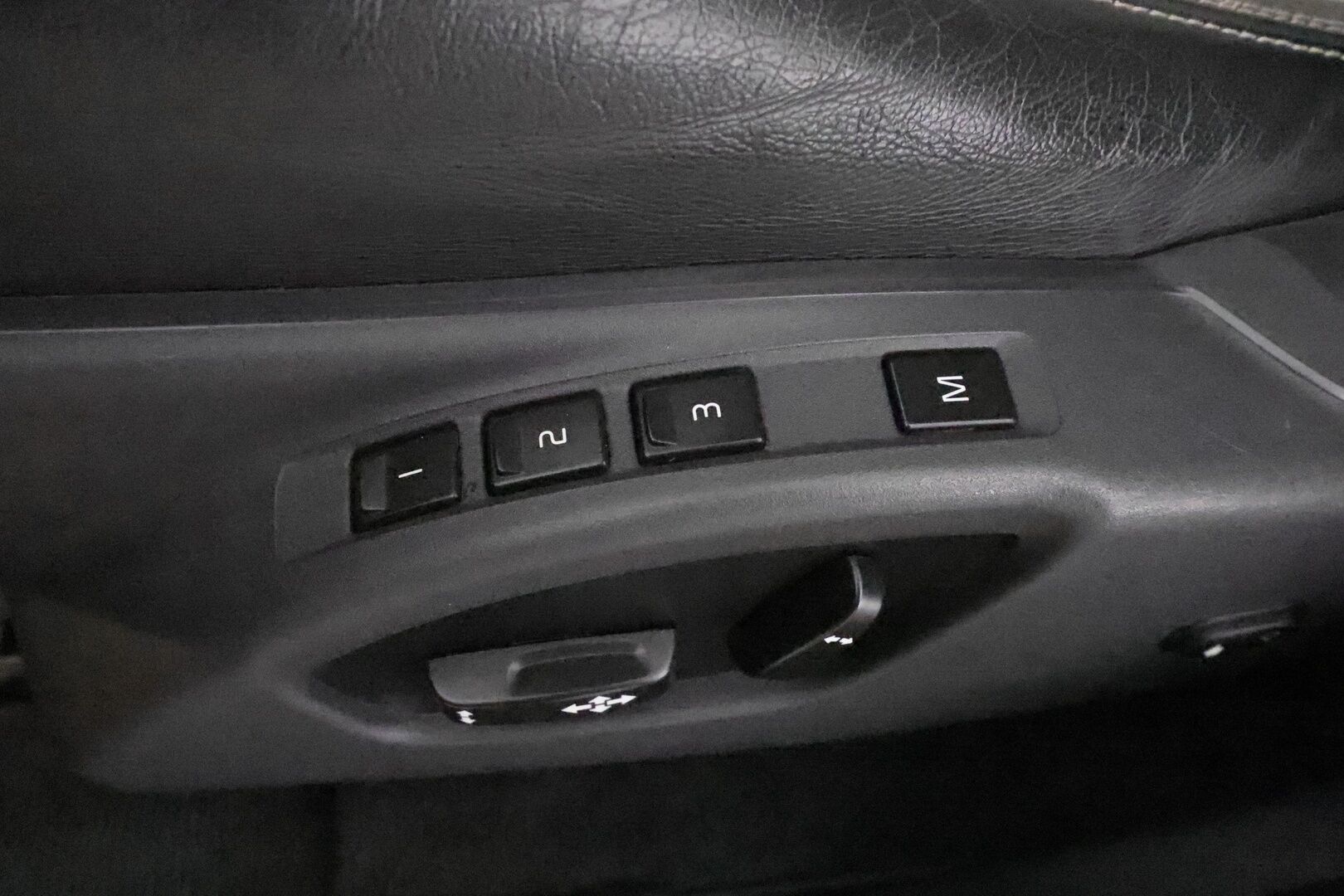 Volvo XC60 2016 D4 AWD Business Summum aut *ACC / Panorama / Four-C / Aktiiv.Xenon / BLIS / H&K / Koukku / Webasto / Muistipenkki* - Kahdet renkaat aluvanteilla