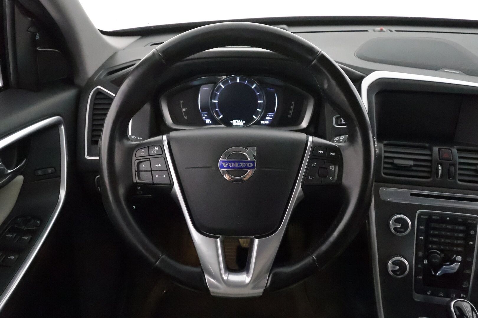 Volvo XC60 2016 D4 AWD Business Summum aut *ACC / Panorama / Four-C / Aktiiv.Xenon / BLIS / H&K / Koukku / Webasto / Muistipenkki* - Kahdet renkaat aluvanteilla