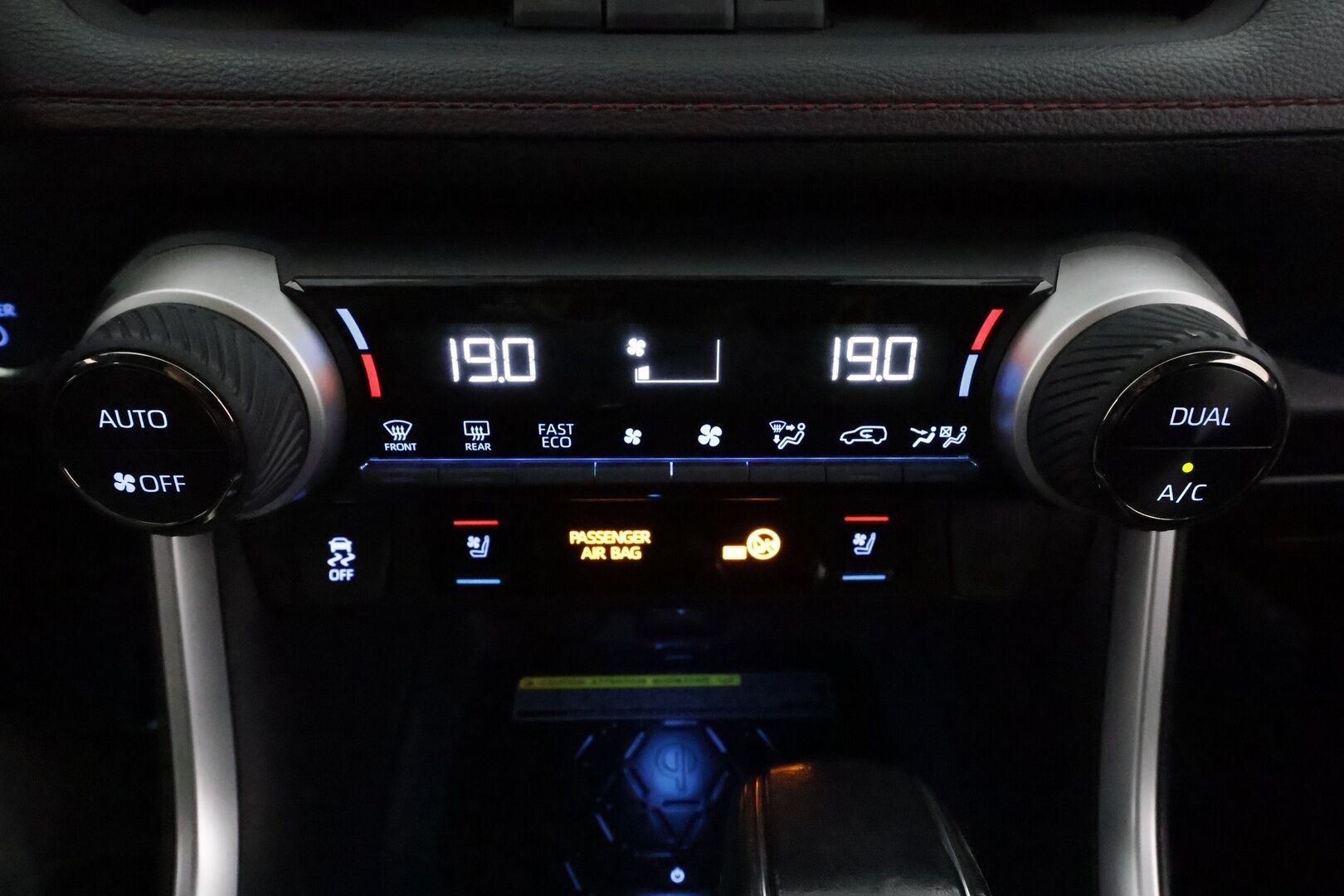 TOYOTA RAV4 PLUG-IN 2021 2,5 Hybrid Premium *ACC / JBL / HUD / Muistipenkki / Ilmastoidut nahat / Koukku / LED / 360° / KeylessGo* - Kahdet renkaat aluvanteilla