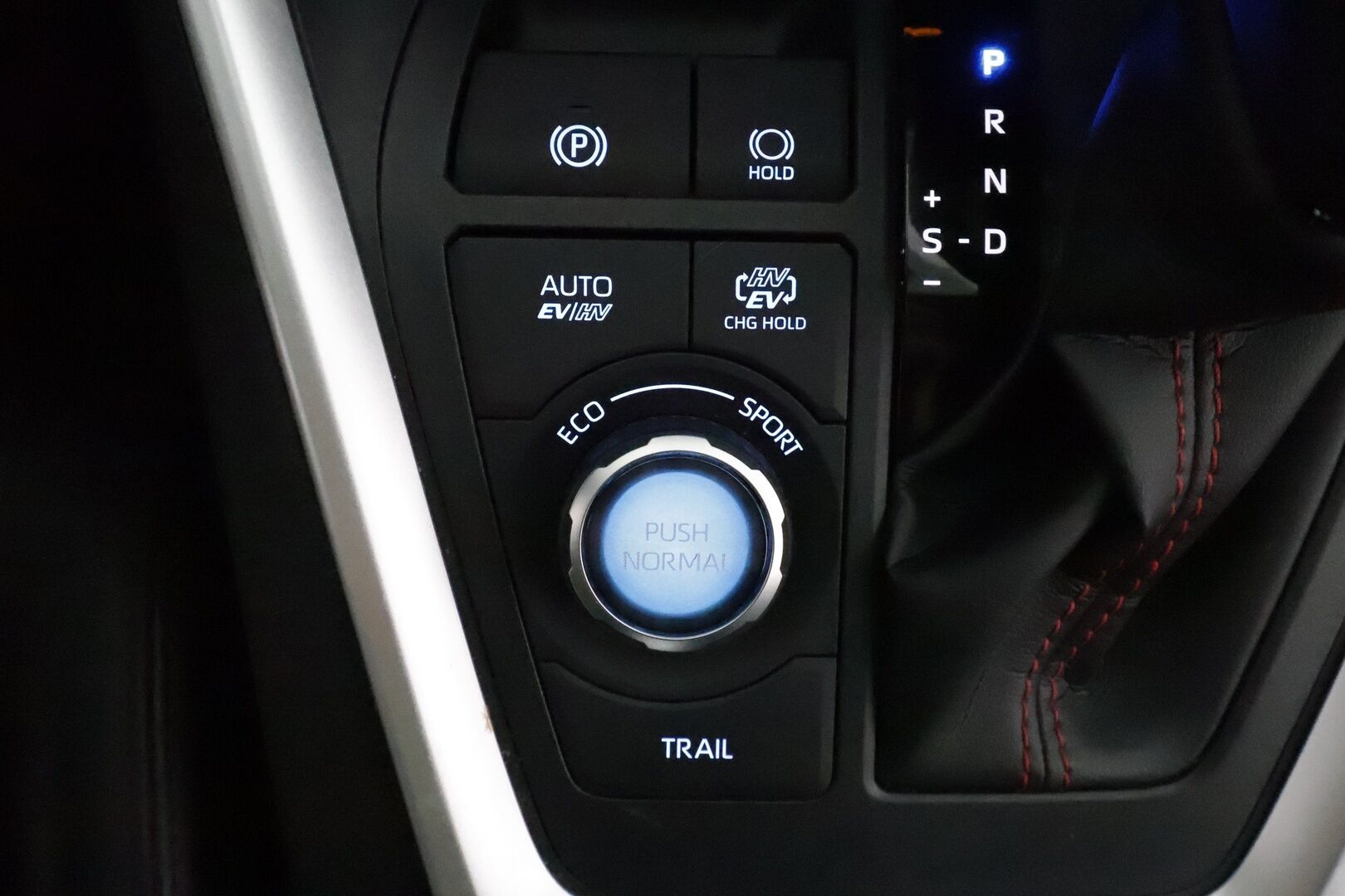 TOYOTA RAV4 PLUG-IN 2021 2,5 Hybrid Premium *ACC / JBL / HUD / Muistipenkki / Ilmastoidut nahat / Koukku / LED / 360° / KeylessGo* - Kahdet renkaat aluvanteilla