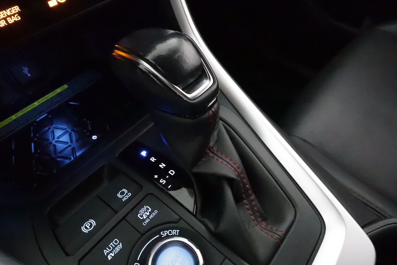 TOYOTA RAV4 PLUG-IN 2021 2,5 Hybrid Premium *ACC / JBL / HUD / Muistipenkki / Ilmastoidut nahat / Koukku / LED / 360° / KeylessGo* - Kahdet renkaat aluvanteilla